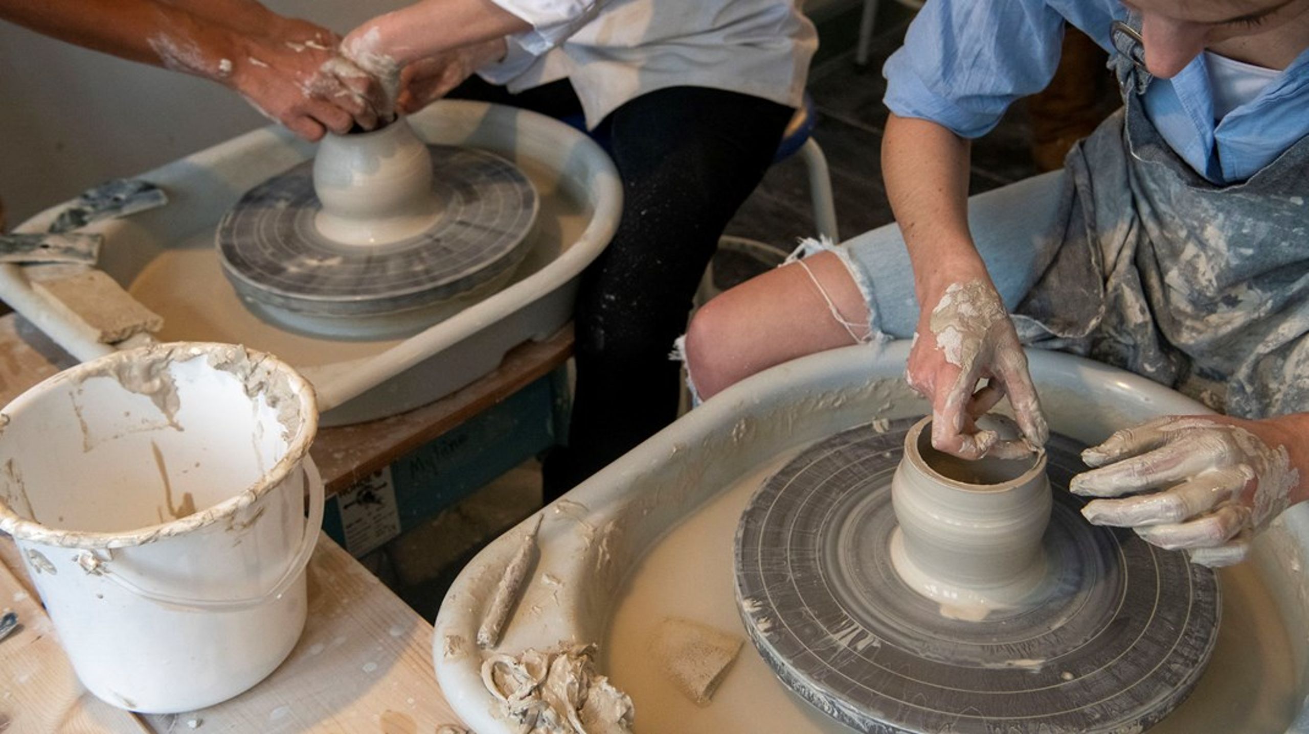 Dansk Folkeoplysnings Samråd&nbsp;&nbsp;skønner, at en eventuel momspligt&nbsp;vil&nbsp;betyde en&nbsp;merudgift i omegnen af 200 millioner kroner årligt&nbsp;for&nbsp;aftenskolerne