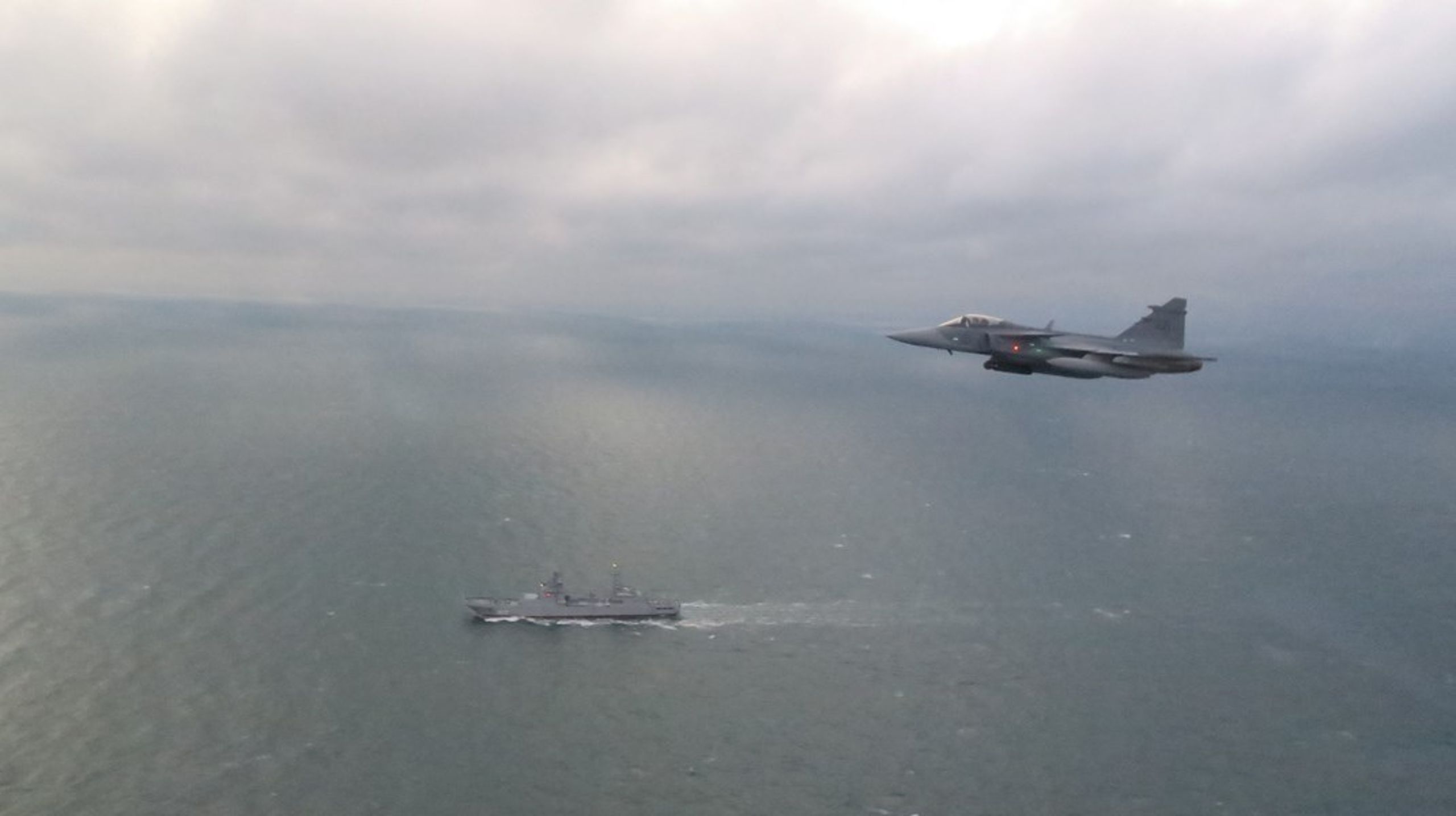 Russisk krigsskib, fotograferet af det svenske militær, som det entrerer Østersøen. Foto taget den 11. januar 2022.