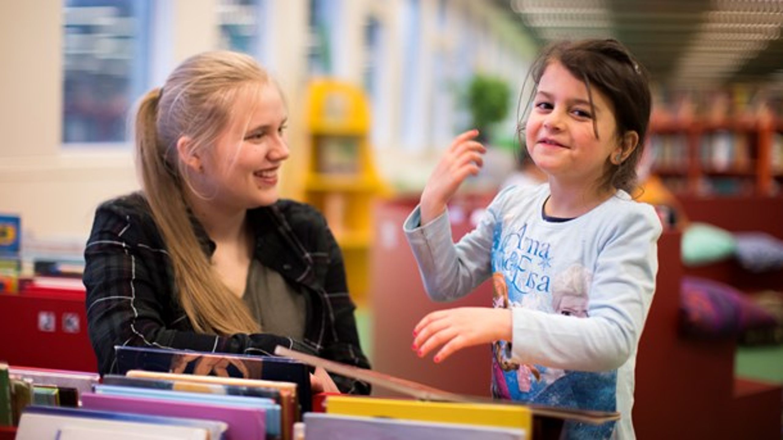 <i>2 Timer om Ugen er en af Fonden for Socialt Ansvars nyere frivilligindsatser, hvor frivillige hjælper flersprogede børn i alderen 3-8, så de kommer godt gennem sprogvurderingen før skolestart. Med den&nbsp;nye strategi vil fonden fortsat optage nye, eksisterende initiativer i fællesskabet, men også selv se på at udvikle nye indsatser inden for fokusområderne.</i>