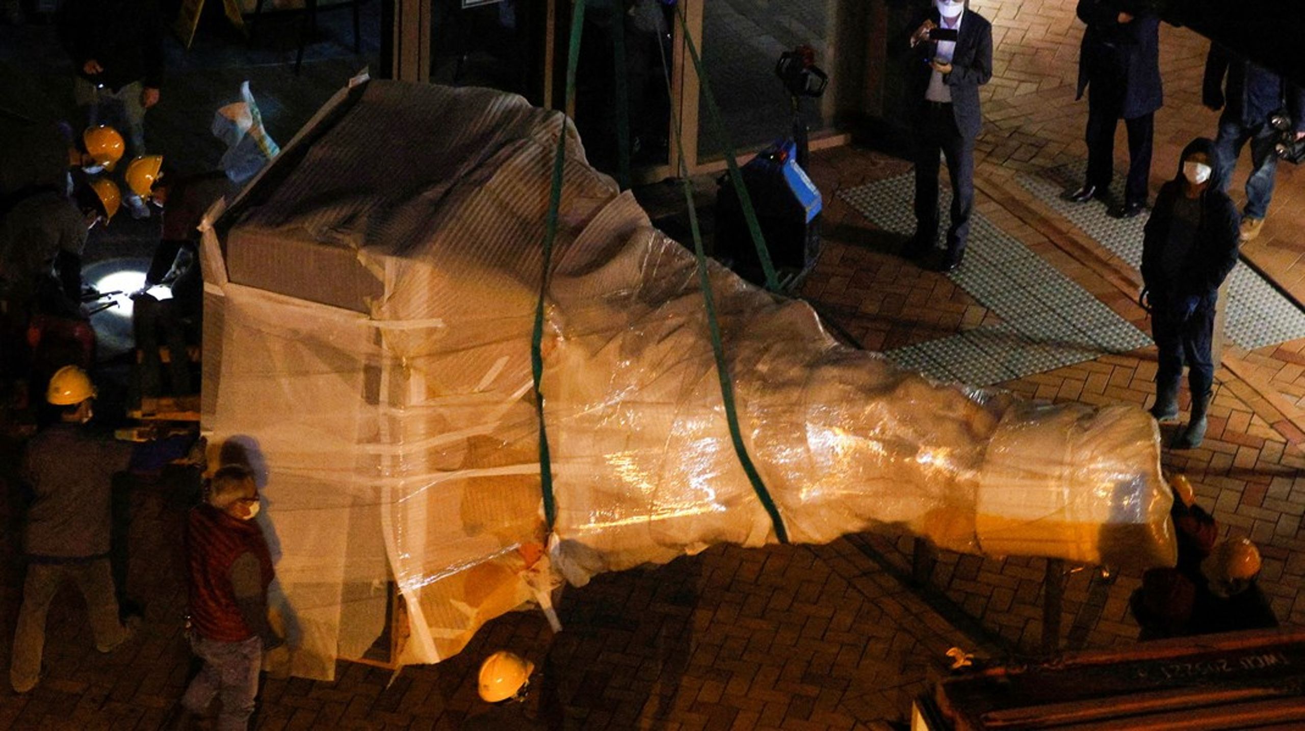 "Skammens søjle"&nbsp;af den danske skulptør Jens Galschiøt blev i december, 2021, fjernet fra University of Hong Kong af det kinesiske styre. Skulpturen er skabt til minde om&nbsp;massakren på Den Himmelske Freds Plads i Beijing, 1989.