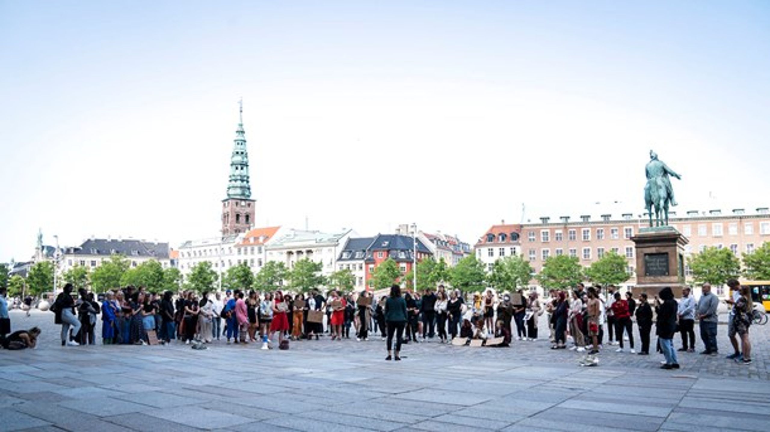 Der kan - trods den korte fysiske afstand - være langt fra at stå og demonstrere for en sag uden for Christiansborg og til at føle, at man som civil aktør får sit budskab igennem. Her demonstreres mod EU-dom om tørklædeforbud i juli 2021. Men der findes veje ind - mød her to organisationer, der har fundet hver deres.&nbsp;