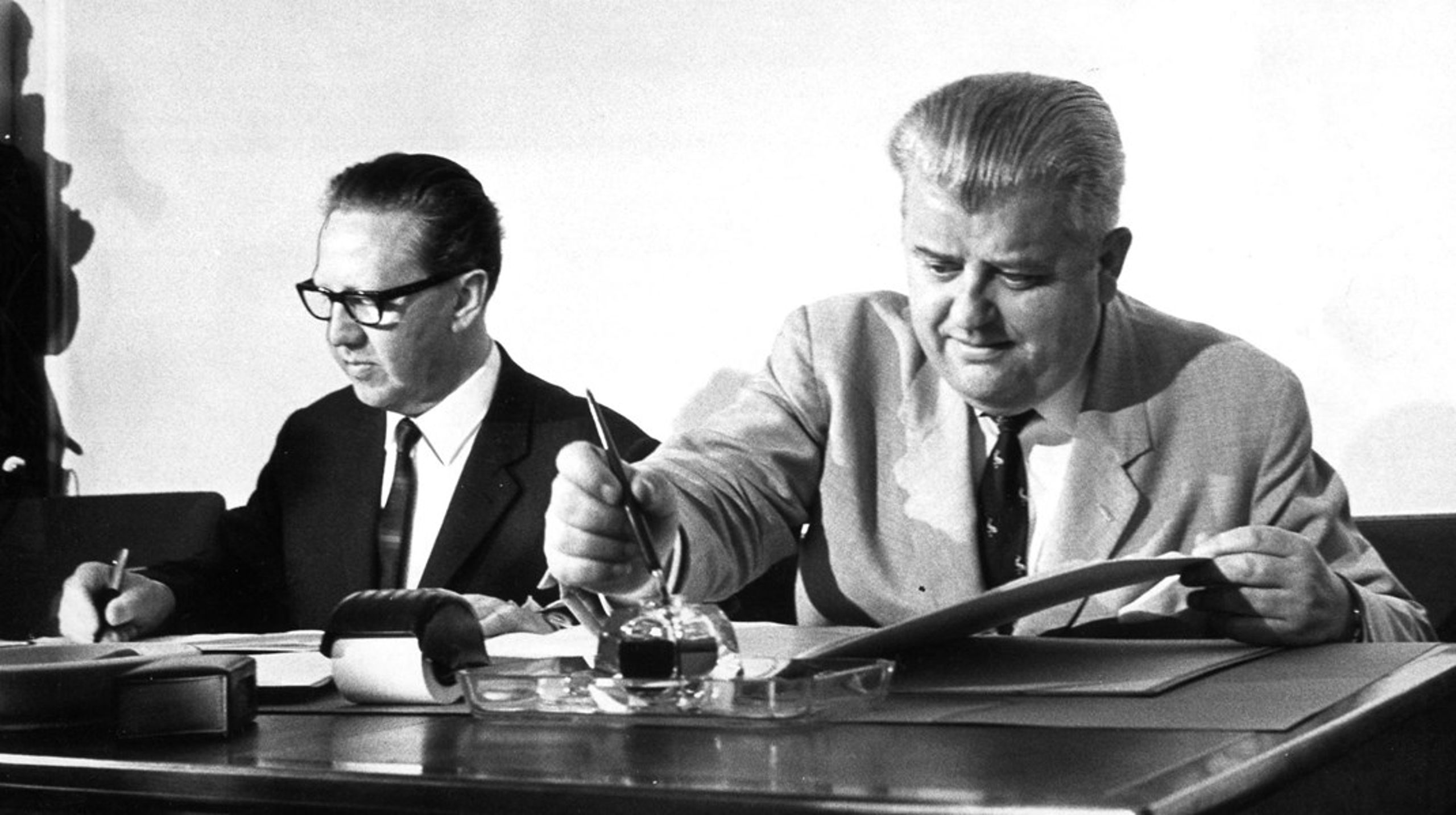 1. juli, 1965,&nbsp;undertegnede Danmark og Island en traktat om overførelse af dele af de islandske håndskrifter&nbsp;til forvaring og forvaltning af Islands Universitet. Her underskriver den socialdemokratiske udenrigsminister Per Hækkerup og den islandske ambassadør i Danmark Gunnar Thoroddsen traktaten. Arkivfoto.