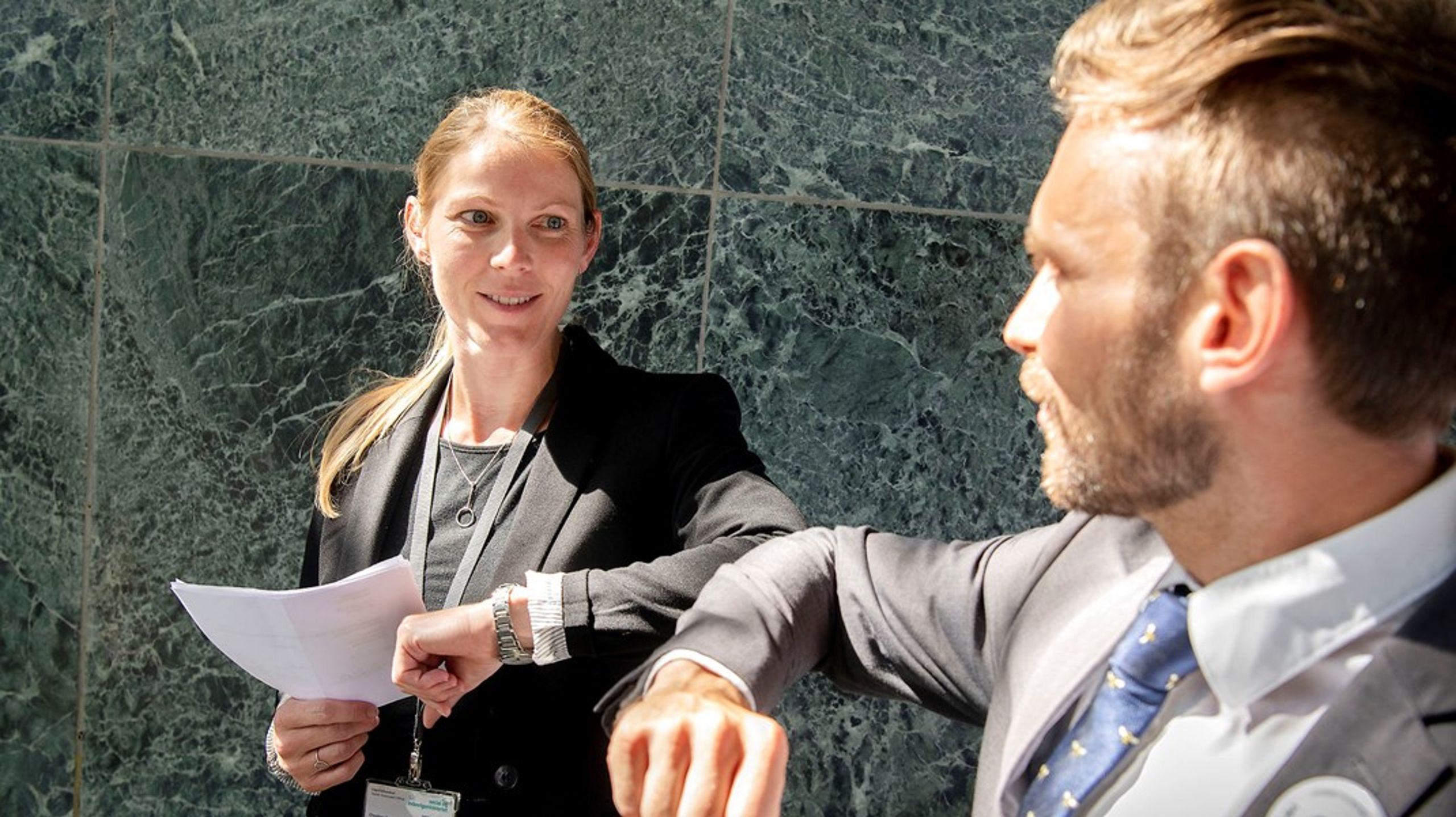 Christine Boeskov modtager&nbsp;vælgererklæringer foran ministeriet.