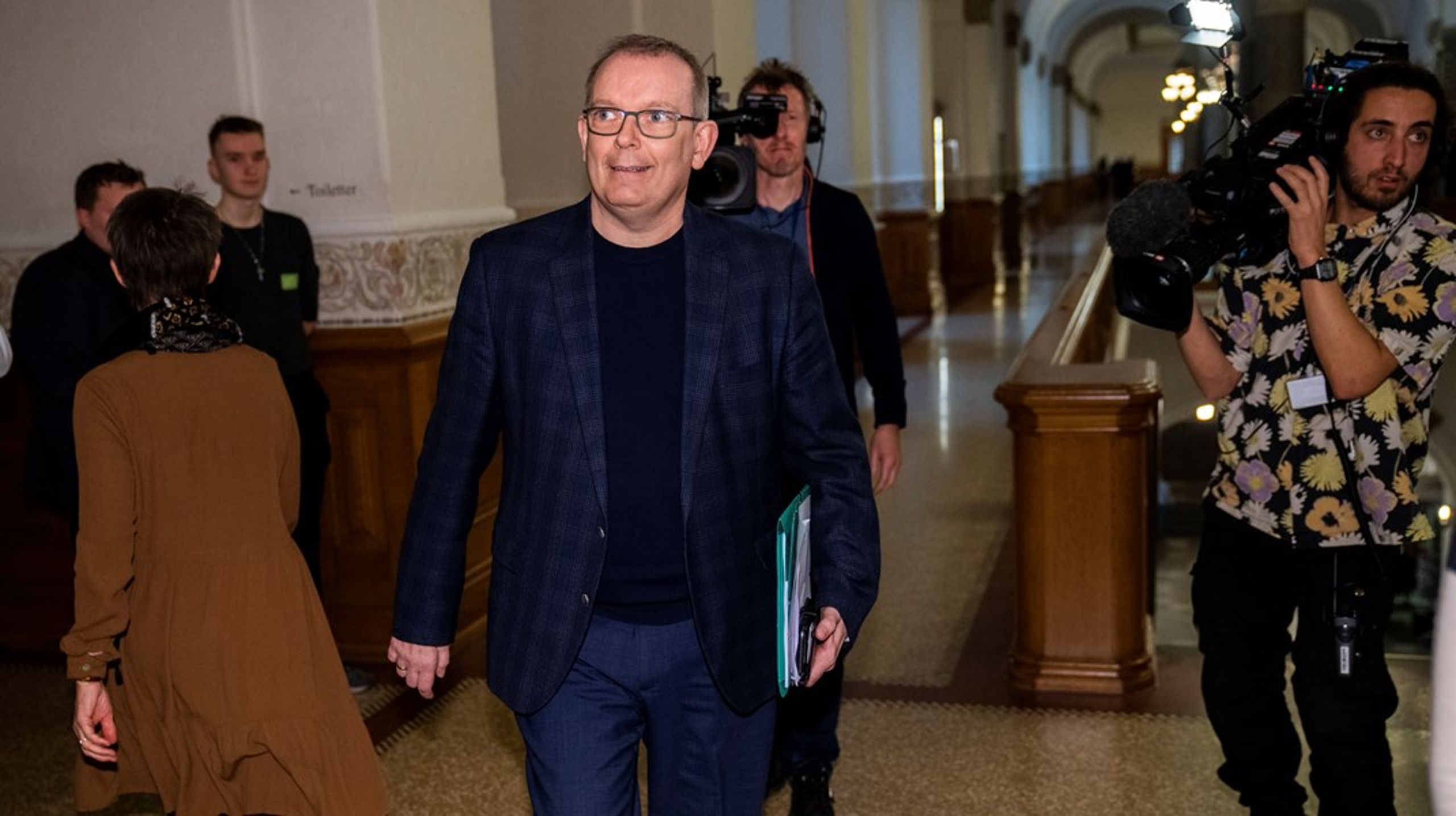 Hans Kristian Skibby, erhvervsordfører for Dansk Folkeparti, mener, at erhvervsorganisationer skal være en del af ekspertgruppen, der skal komme med anbefalinger til sanering af erhvervsstøtten. Erhvervsministeren mener derimod, at hverken erhvervslobbyister eller politikere skal være med.