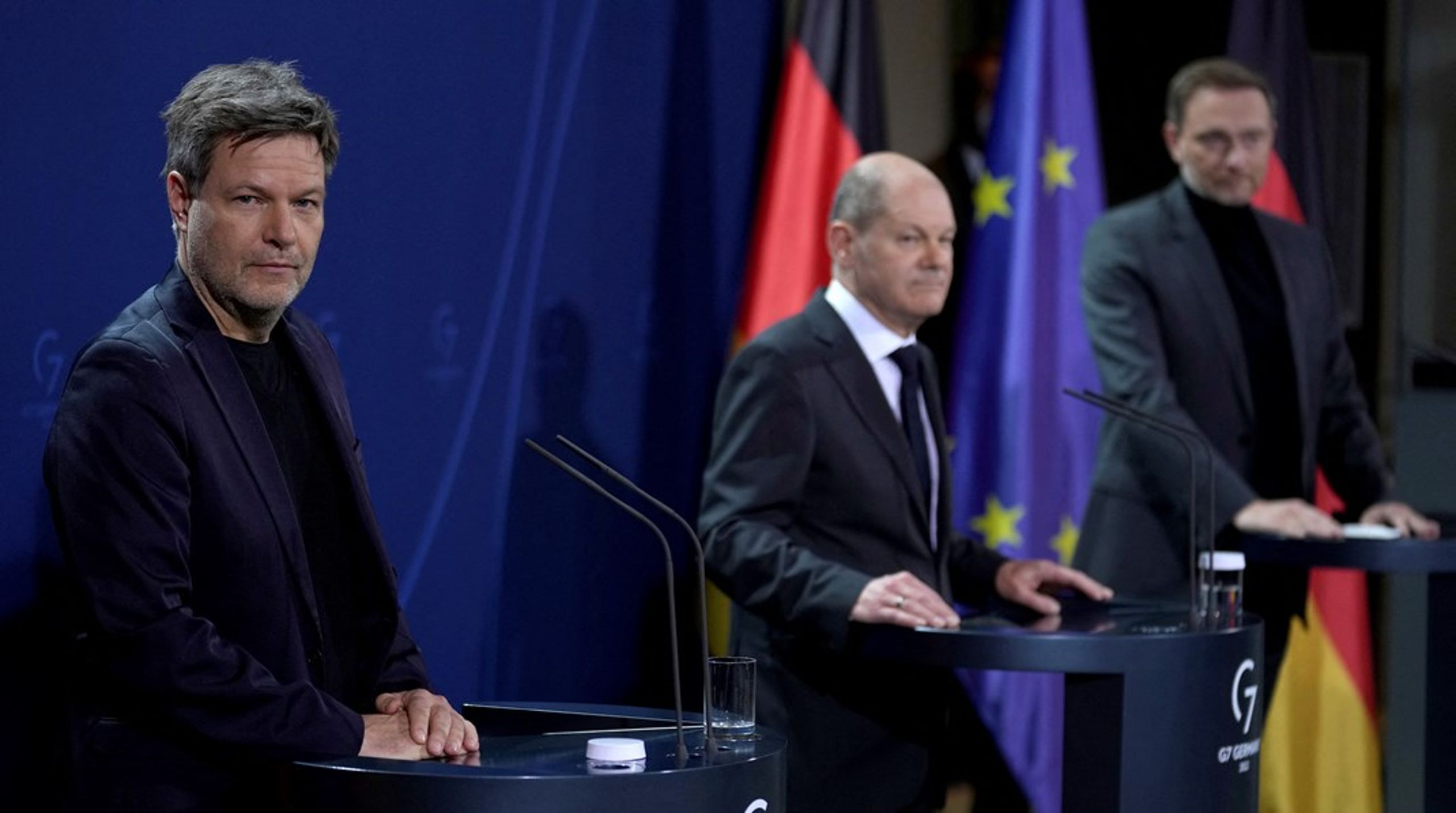 <div><span>Dansksindede Robert Habeck (tv.) er vicekansler og erhvervs- og klimaminister i den nye tyske regering, som under ledelse af Olaf Scholz (i midten) er sammensat af SPD, De Grønne og liberale FDP. Socialdemokraten Scholz var selv vicekansler under Merkel.&nbsp;</span></div>