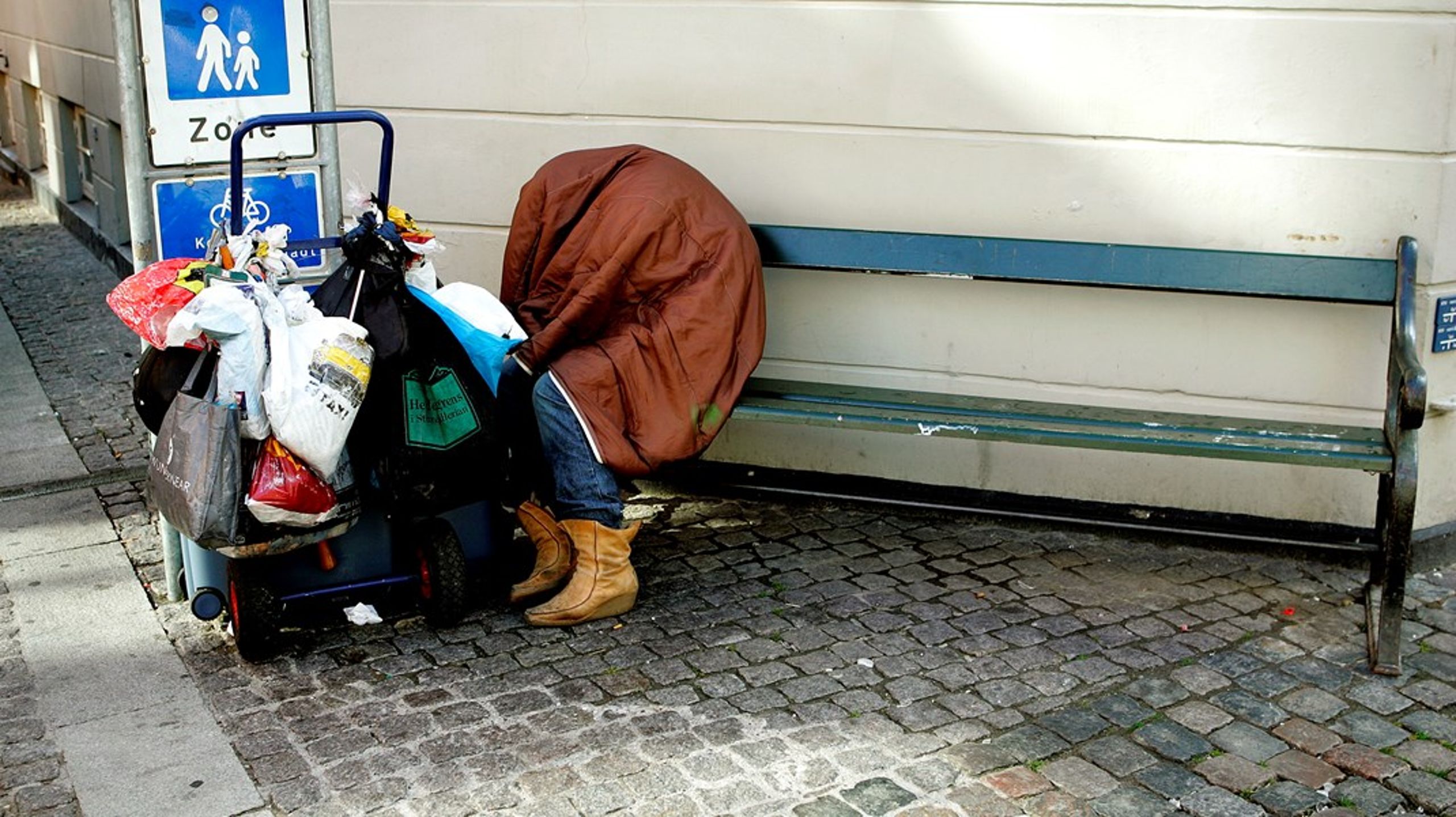 Den accelererende udvikling mod et kontantløst samfund har også en bagside, fordi en særlig gruppe udsatte personer ikke kan få adgang til deres egne penge, skriver&nbsp;Birgitte Arent Eiriksson.