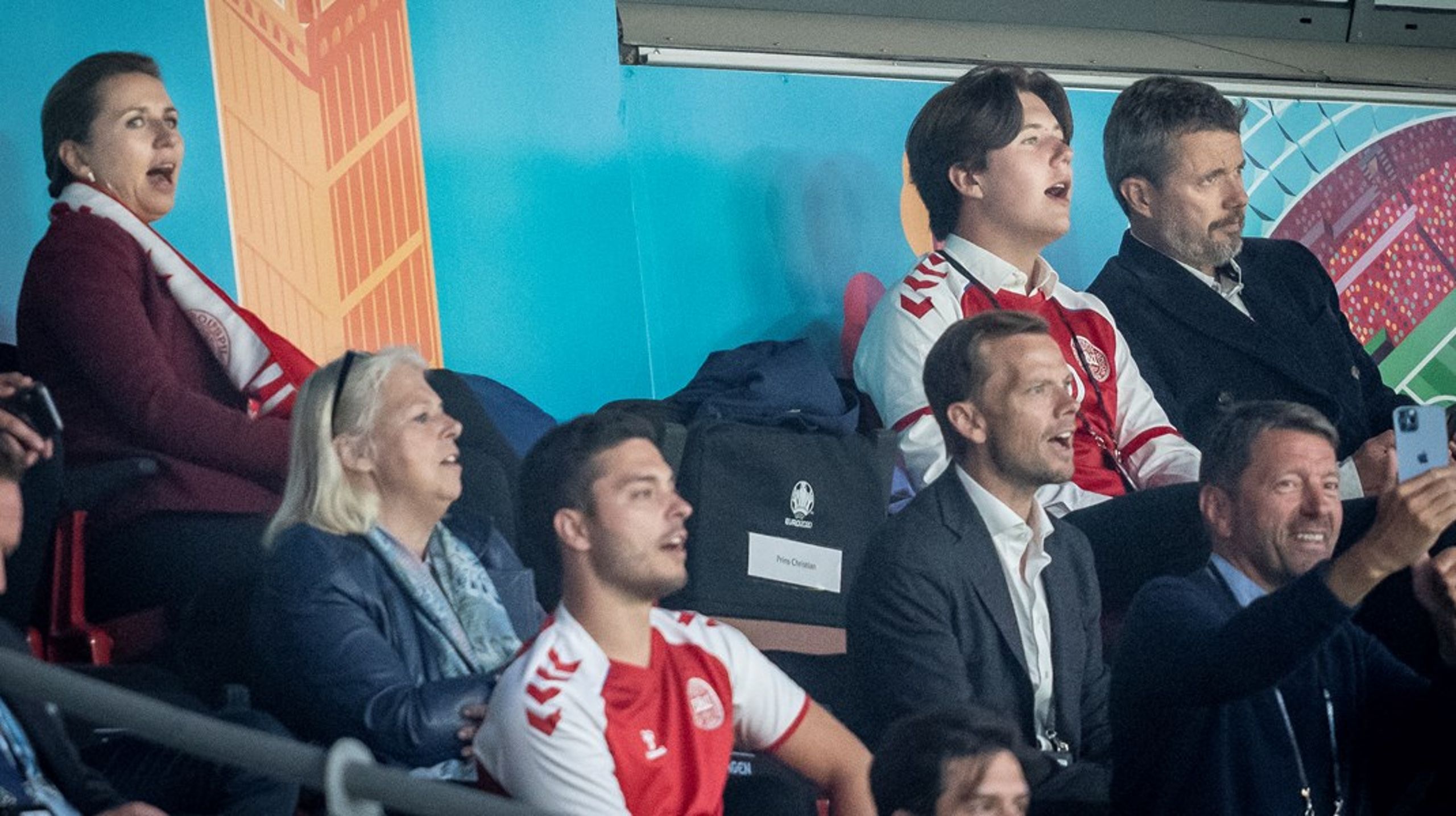 Statsminister Mette Frederiksen og Kronprins Frederik på tilskuerrækkerne til EM-kamp mellem Danmark og Rusland&nbsp;i København.