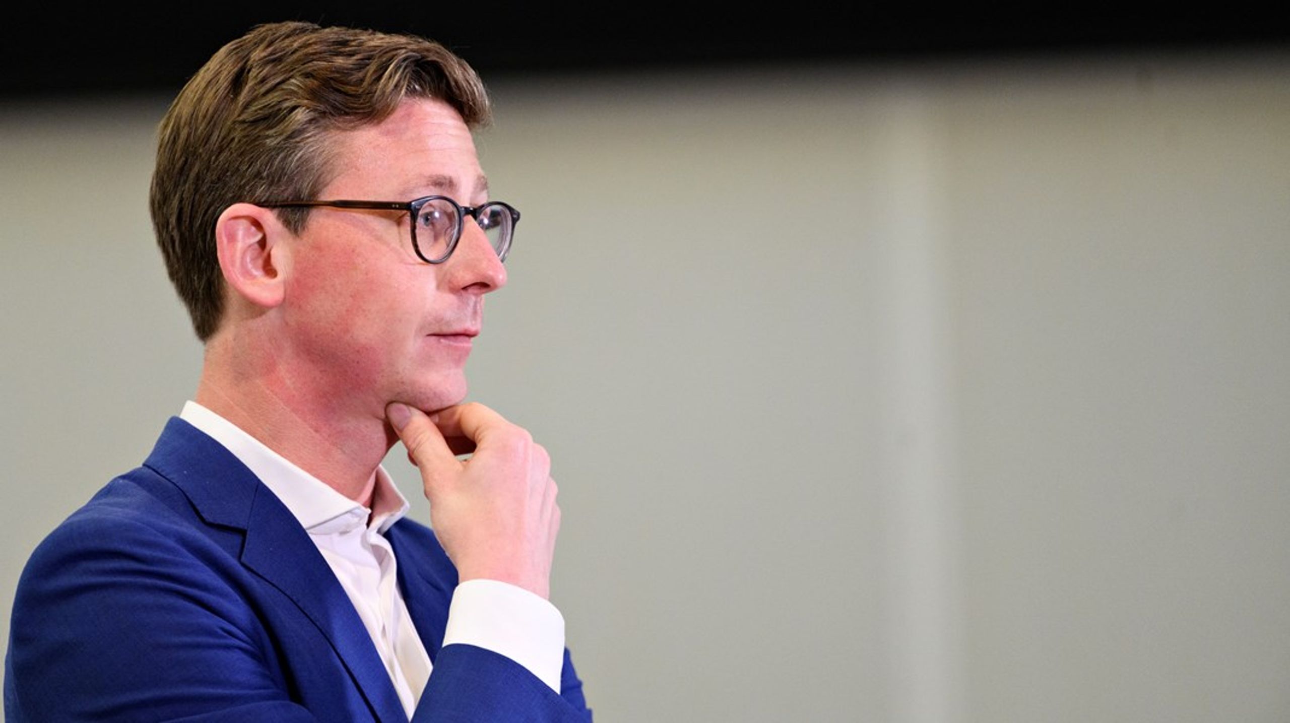 Vi anbefaler, at politikerne udskyder kilometerafgiften for lastbiler, til vi har et samlet system til kørselsafgifter, der kan bruges til alle køretøjer, skriver Karsten Lauritzen.&nbsp;