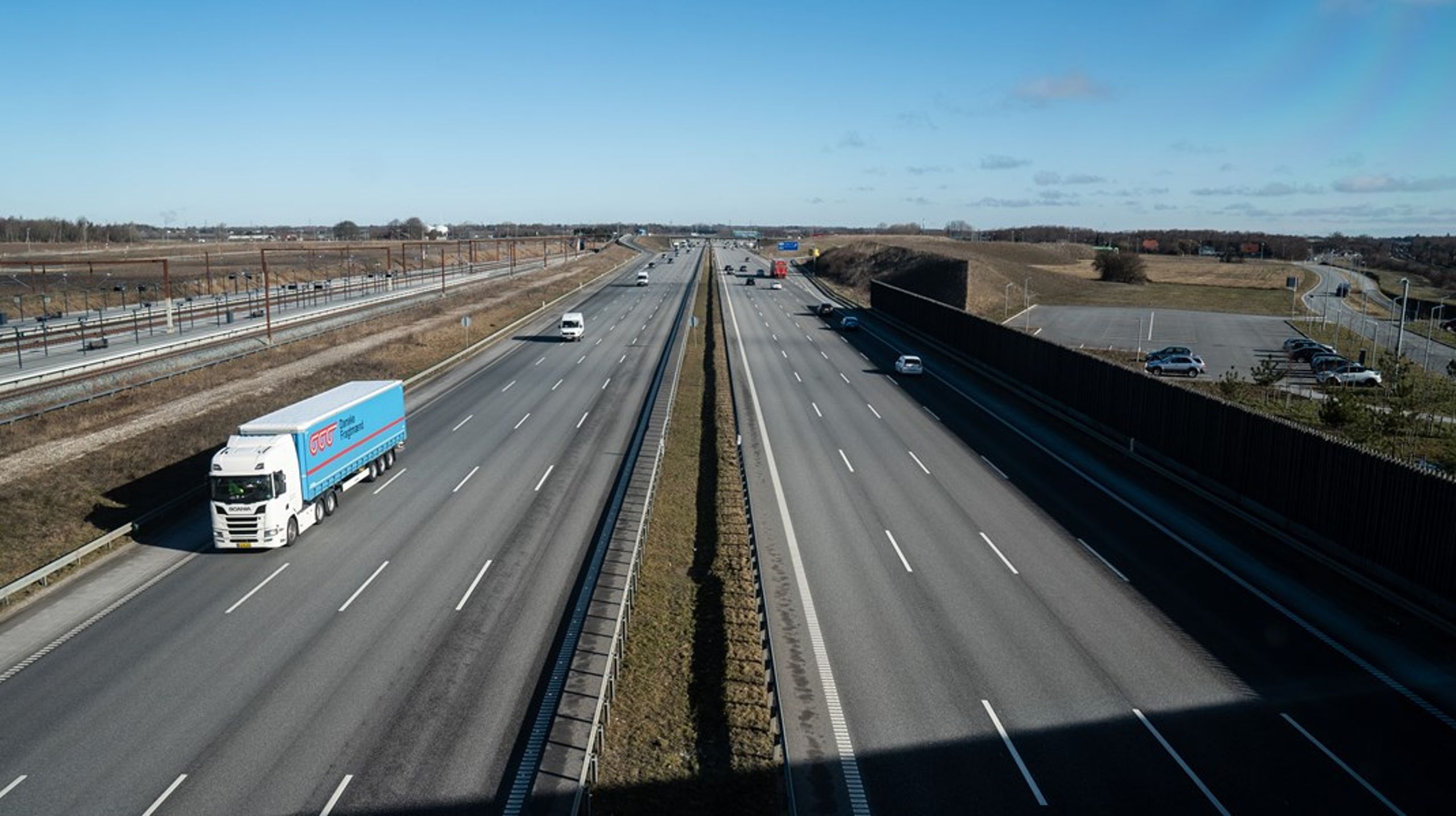 At skifte køretøjer fra diesel til el vil reducere udledninger af CO2 og andre former for luftforurening, mener Concito.