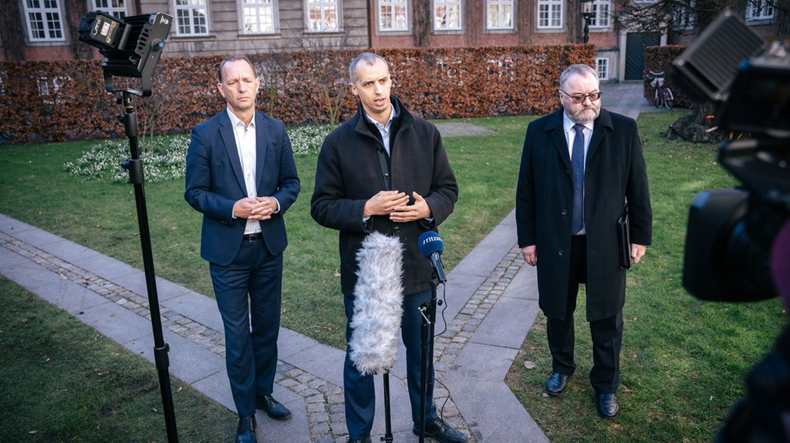 Fredag mødtes udlændinge - og integrationsminister Mattias Tesfaye (S) med Jacob Holbraad, adm. direktør i DA og Ejner Holst, næstformand i FH. Her gav de hinanden håndslag på at sikre ukrainske flygtninge direkte adgang til arbejdsmarkedet.&nbsp;