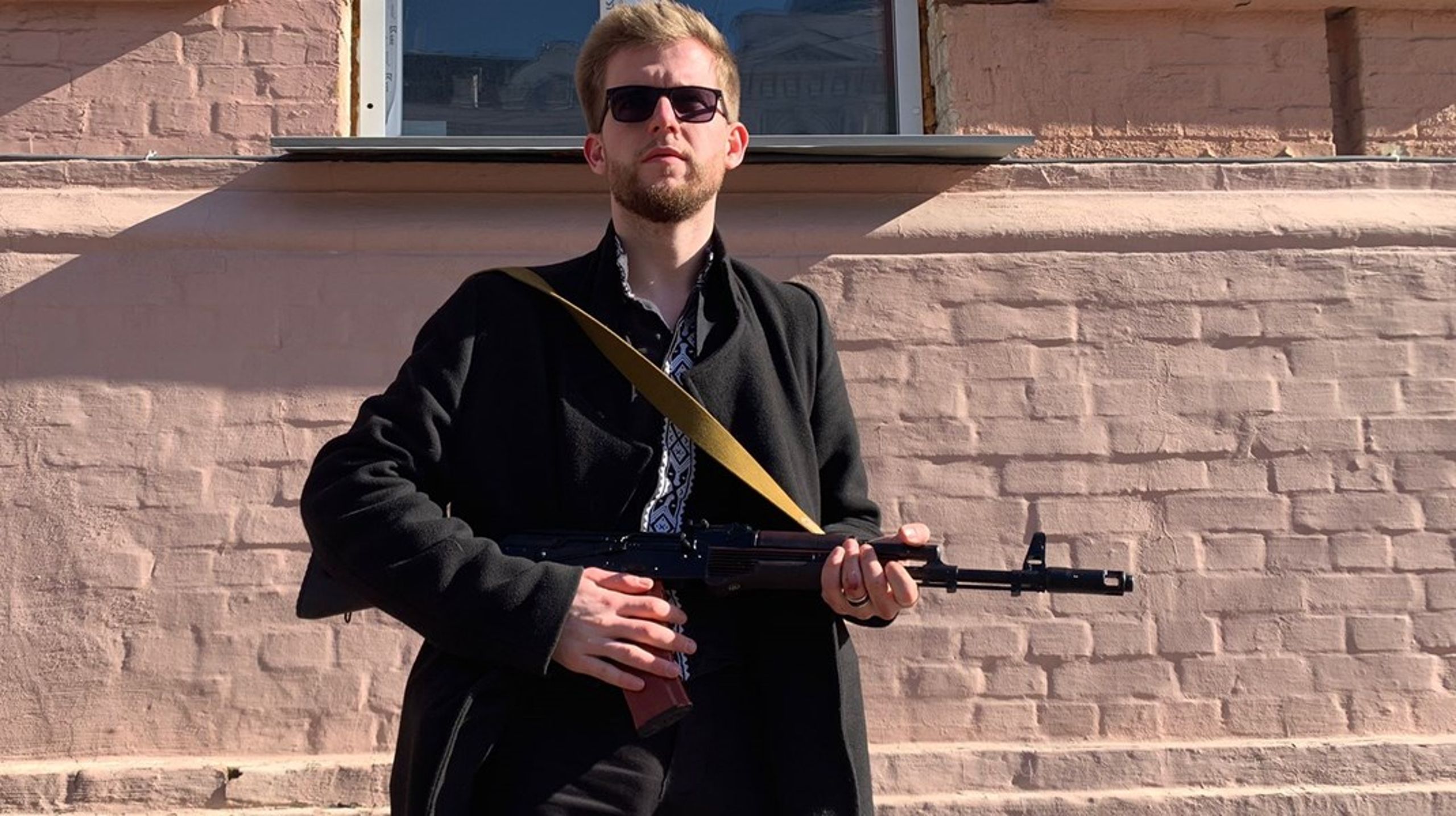 Midt under krigen samledes flere hundrede medlemmer af dte ukrainske parlament til et ekstraordinært møde, hvor de vedtog særlove og sang nationalmelodien i fællesskab. "Det var et rørende øjeblik," siger Sviatoslav Yurash, som med sine 26 år er det yngste medlem af parlamentet.