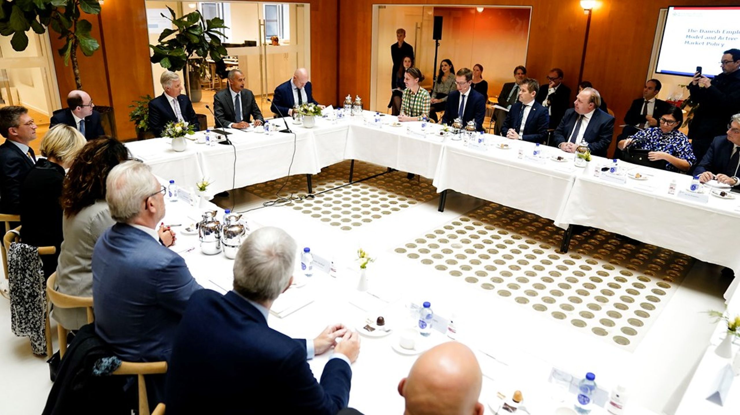 Beskæftigelsesministeriet har tre topchefer på listen over de bedst lønnede på Slotsholmen. Departementschef Søren Kryhlmand&nbsp;er én af dem og får knap 2 millioner kroner om året. På billedet ses han til højre for Matias Tesfaye til i Beskæftigelsesministeriet i anledning af et besøg fra den belgiske kong Phillipe.&nbsp;&nbsp;