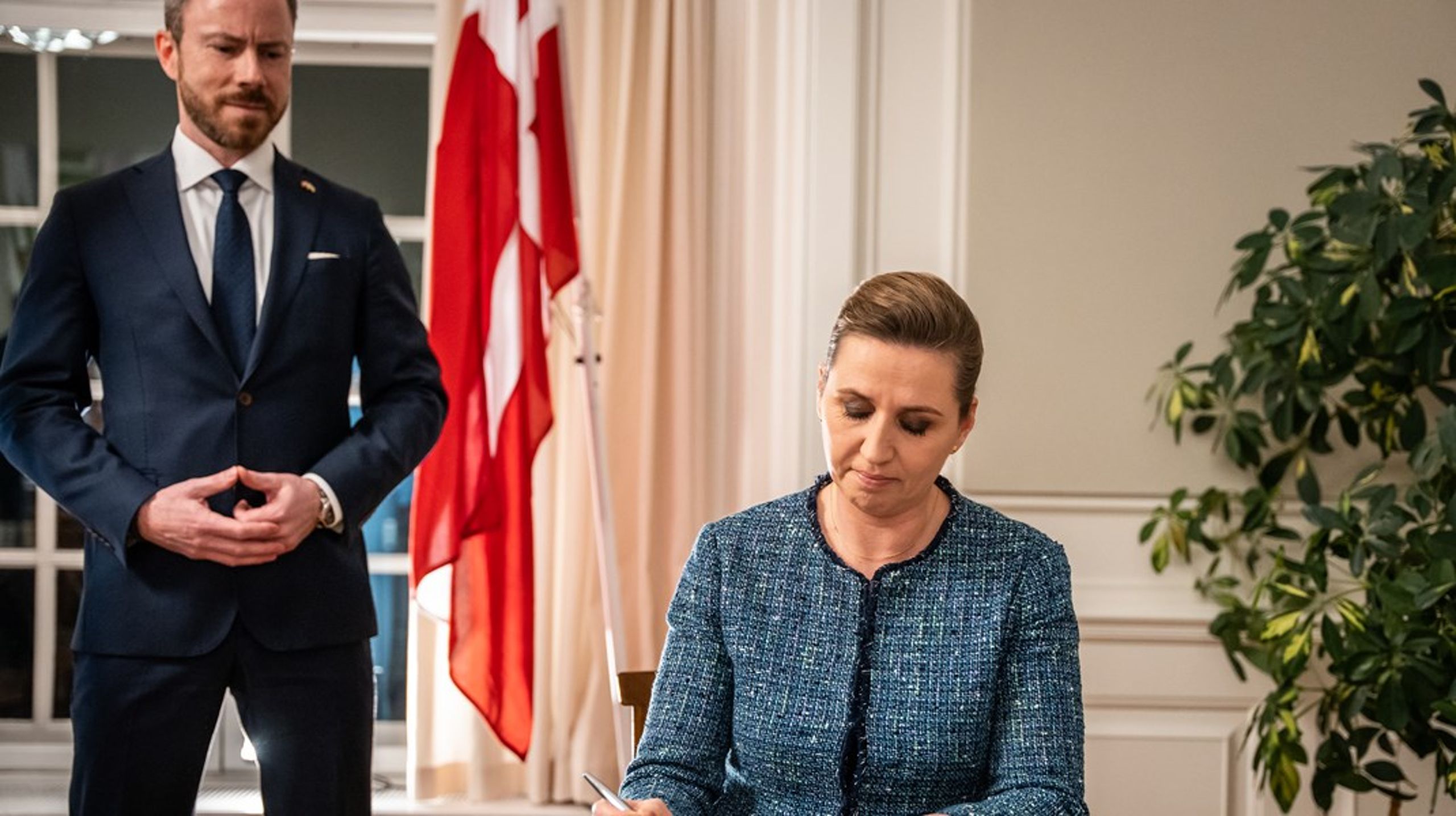 Venstre og Socialdemokratiet er begge del af den nye forsvarsaftale i kølvandet på Ruslands invasion af Ukraine, som blandt andet indebærer en straksbevilling til Forsvaret og en folkeafstemning om forsvarsforbeholdet.