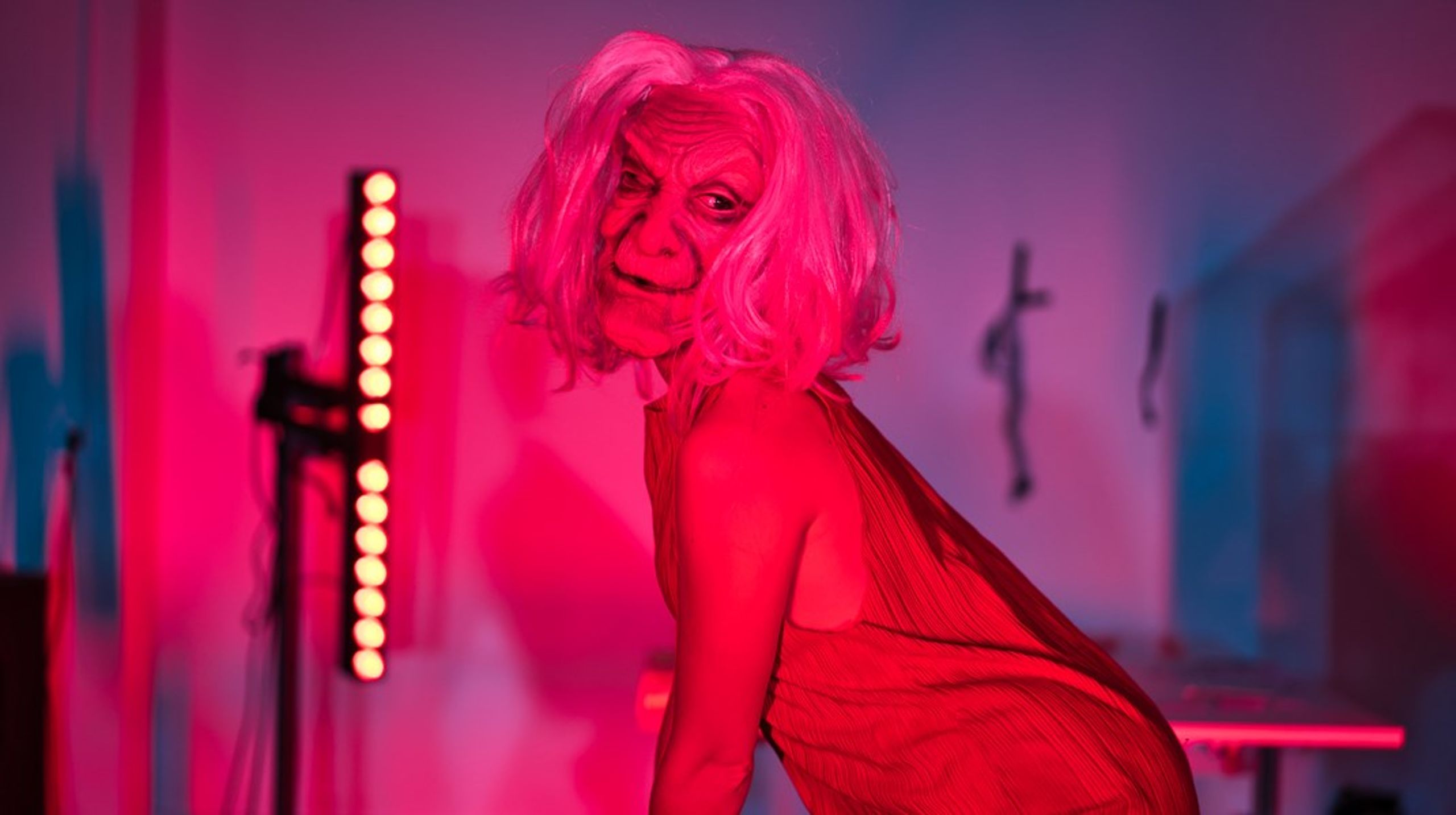 Bikubenfonden har støttet teatret Haut i deres udvikling som organisation. De laver “residencies” – altså refugier – for scenekunstnere, hvor de kan udvikle deres kunst. Her er det Kunstnerduoen "How To Kill A Dog" på et residency under de tidlige kunstneriske undersøgelser til “Lolita for altid”.