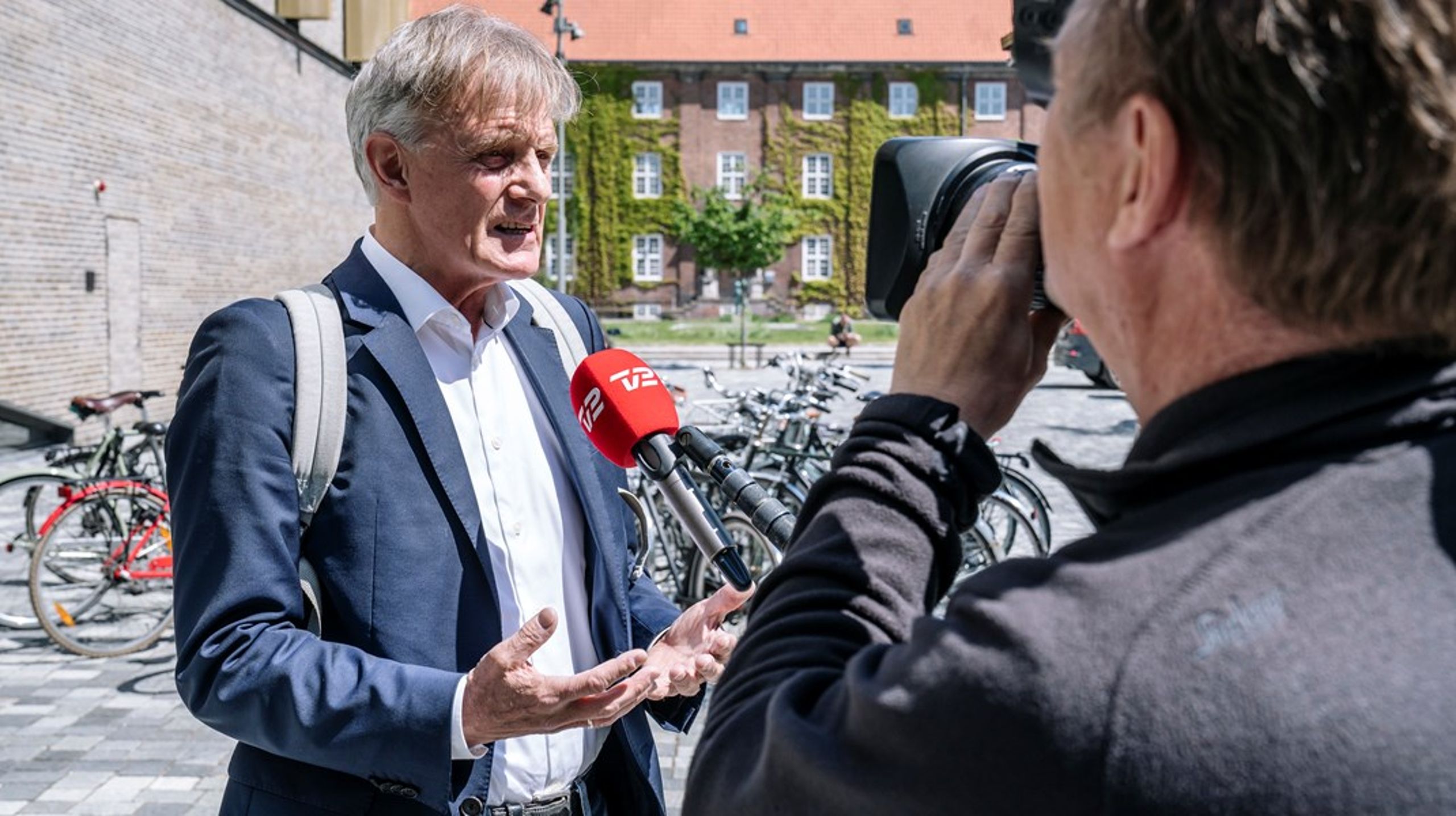 Friis Arne Petersen efter en afhøring i Tibetkommissionen i juni 2021. Han mener, at kommissionens kritik af Udenrigsministeriet er uden hold i virkeligheden.&nbsp;