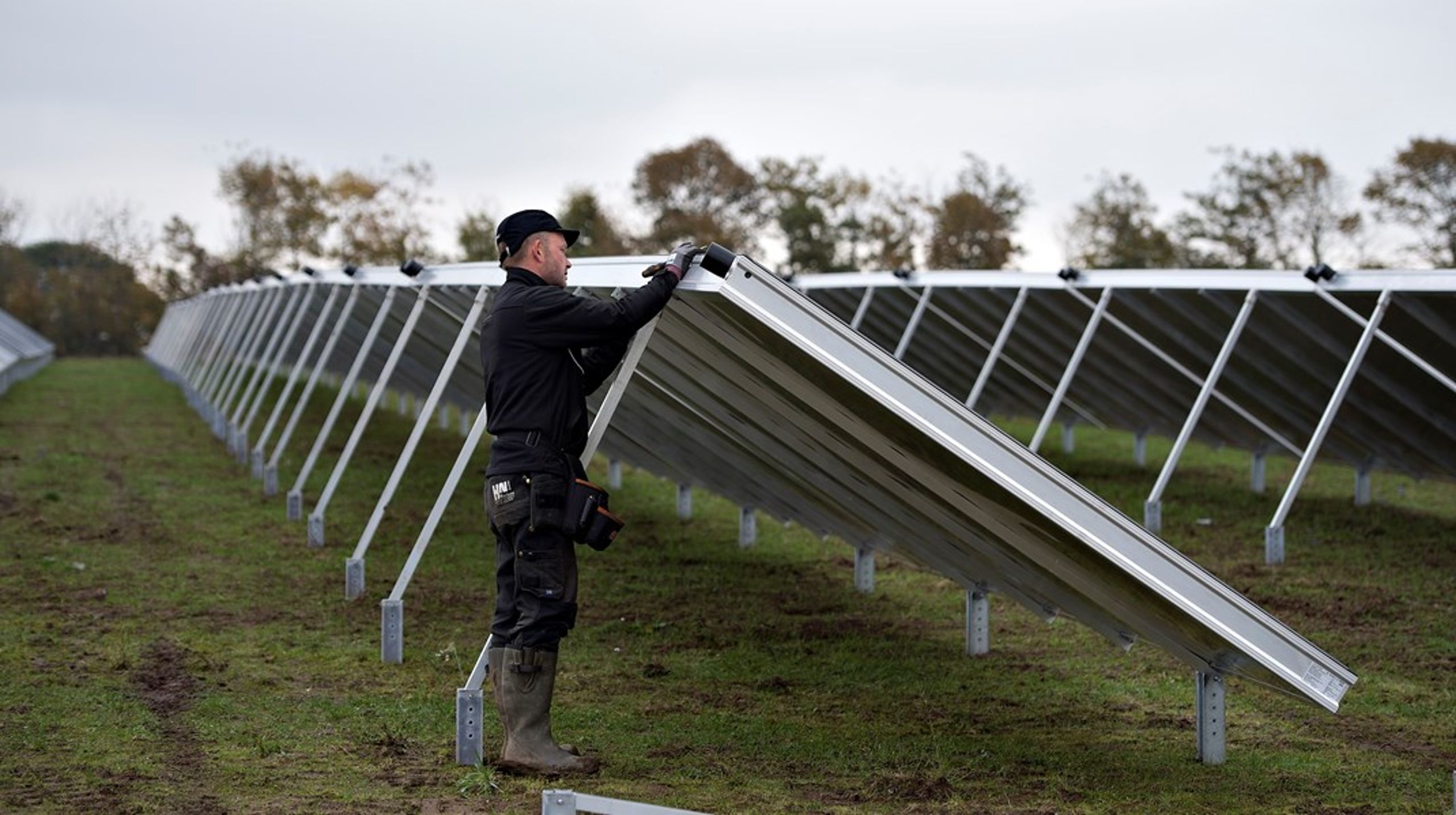 Et
af de områder, hvor man forholdsvis hurtigt kan konvertere gas til grønne
løsninger, er fjernvarmeproduktionen.&nbsp;Faktisk har vi på fire år hjulpet 24 fjernvarmeforsyninger i&nbsp;Region Midtjylland&nbsp;med at omstille deres produktion fra gas til eksempelvis
varmepumper, overskudsvarme, biogas og solvarme, skriver Anders Kühnau.