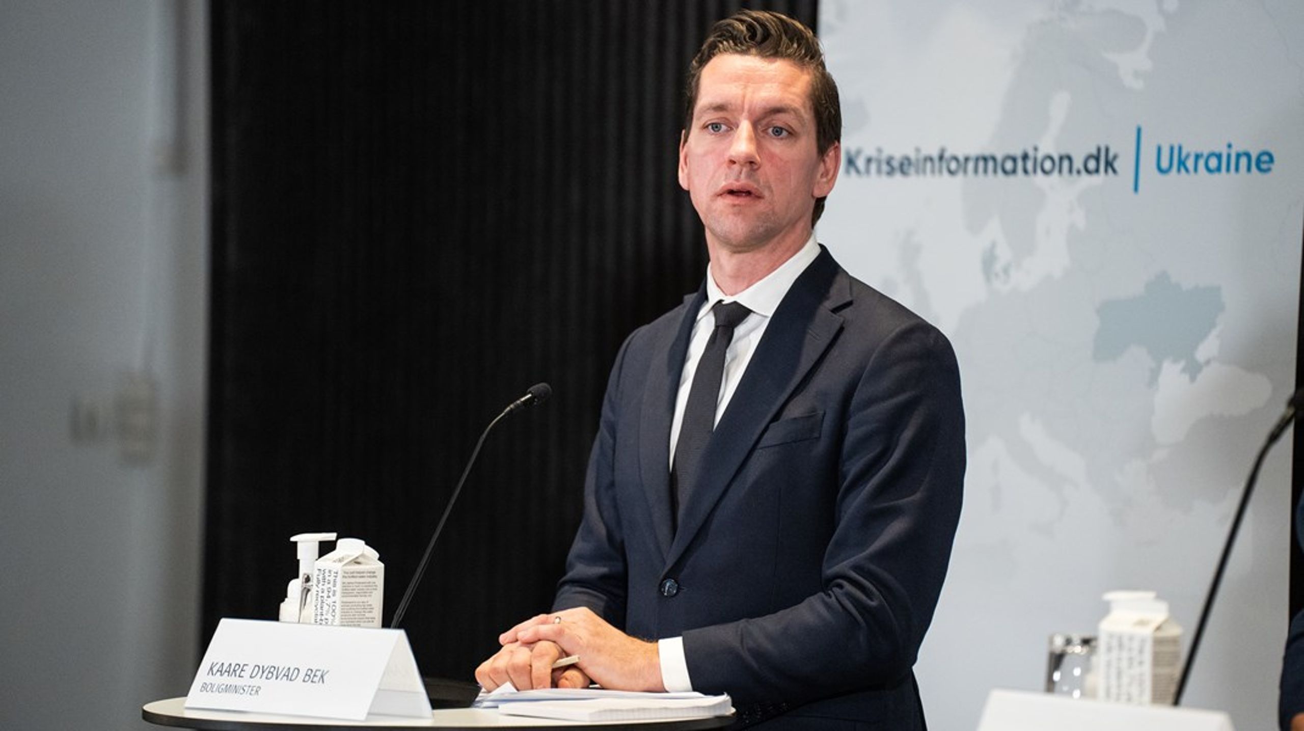 Indenrigs- og boligminister Kaare Dybvad Bek udtalte ærligt i mit program "Alis Fædreland", at regeringen på sin vis har tabt ansigt og har måtte erkende, at de ukrainske flygtninge sandsynligvis ender i de udsatte boligområder, skriver Ali Aminali.