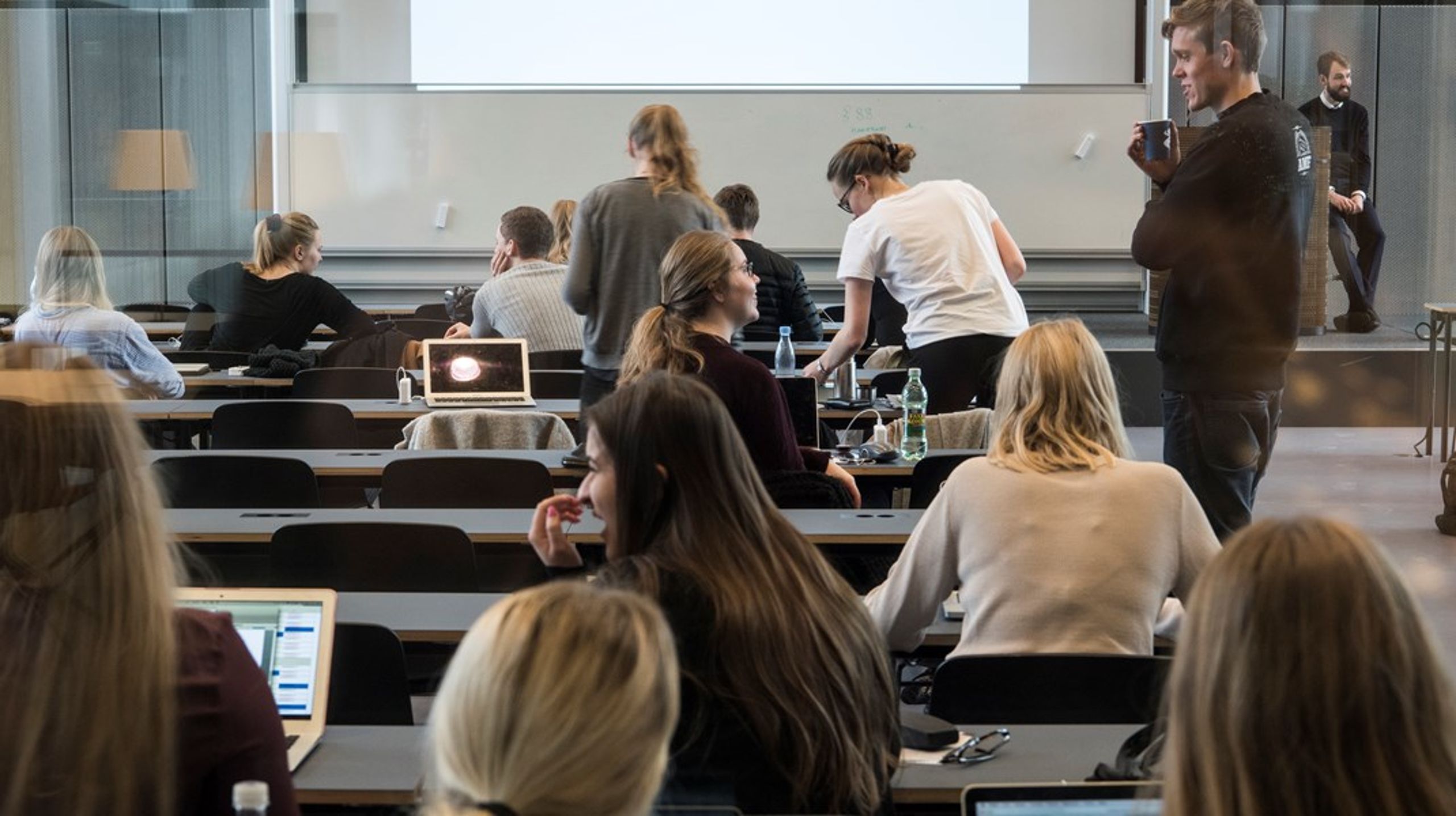 Blandt mine medstuderende bliver fem års uddannelse anset, som den eneste mulighed for at få et job efter studiet. Også selvom mange bliver studietrætte efter bacheloren og prioriterer deres studiejob over uddannelsen på kandidaten, skriver&nbsp;Kasper Dlugatch Stisen.