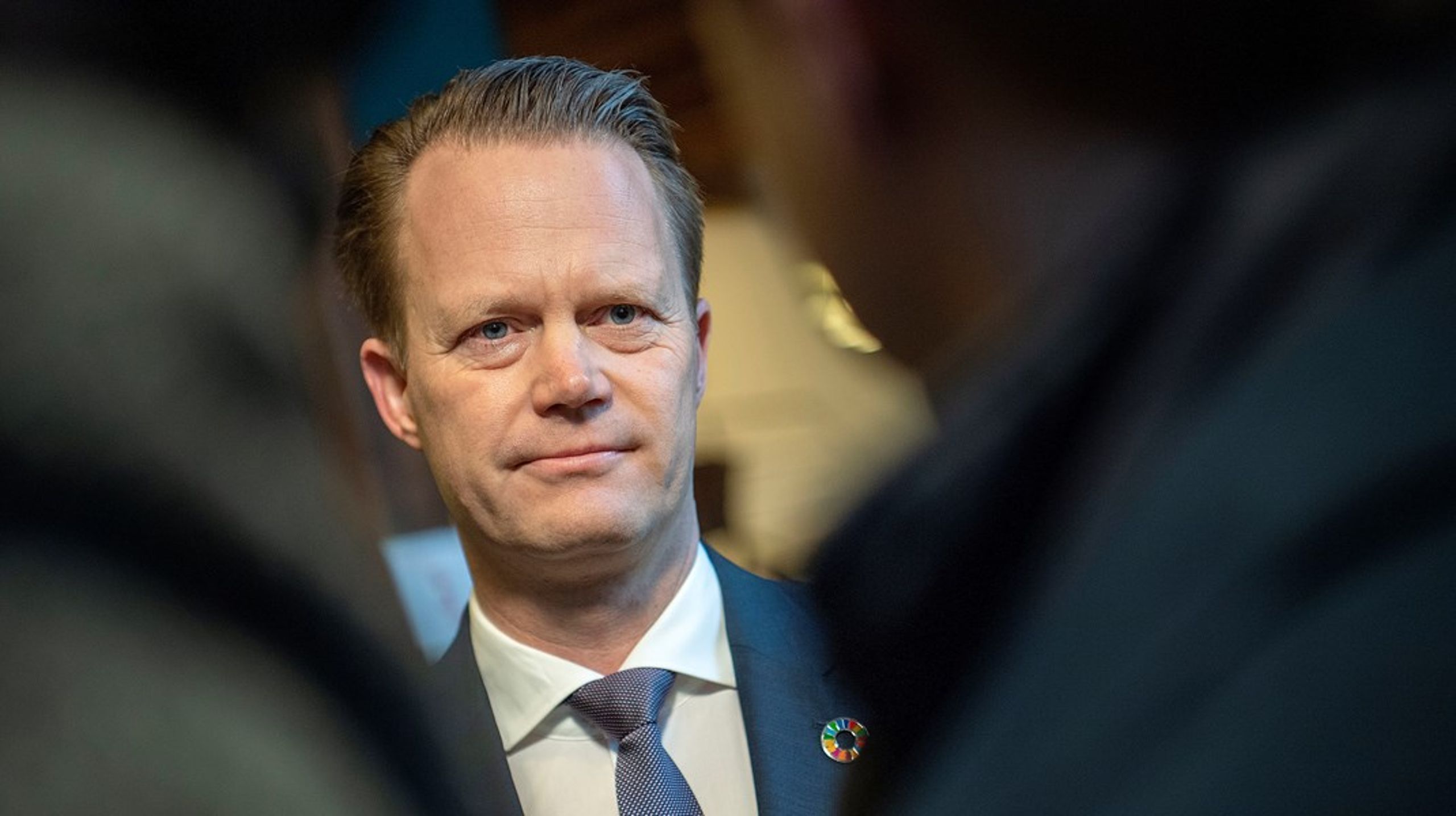 Udenrigsministeren udtaler, at mødrene da må give tilladelse til, at deres børn&nbsp;kommer til Danmark. Men har han forstået, hvilket djævelsk dilemma, han giver dem?&nbsp;Det spørgsmål stiller Eva Smith.&nbsp;