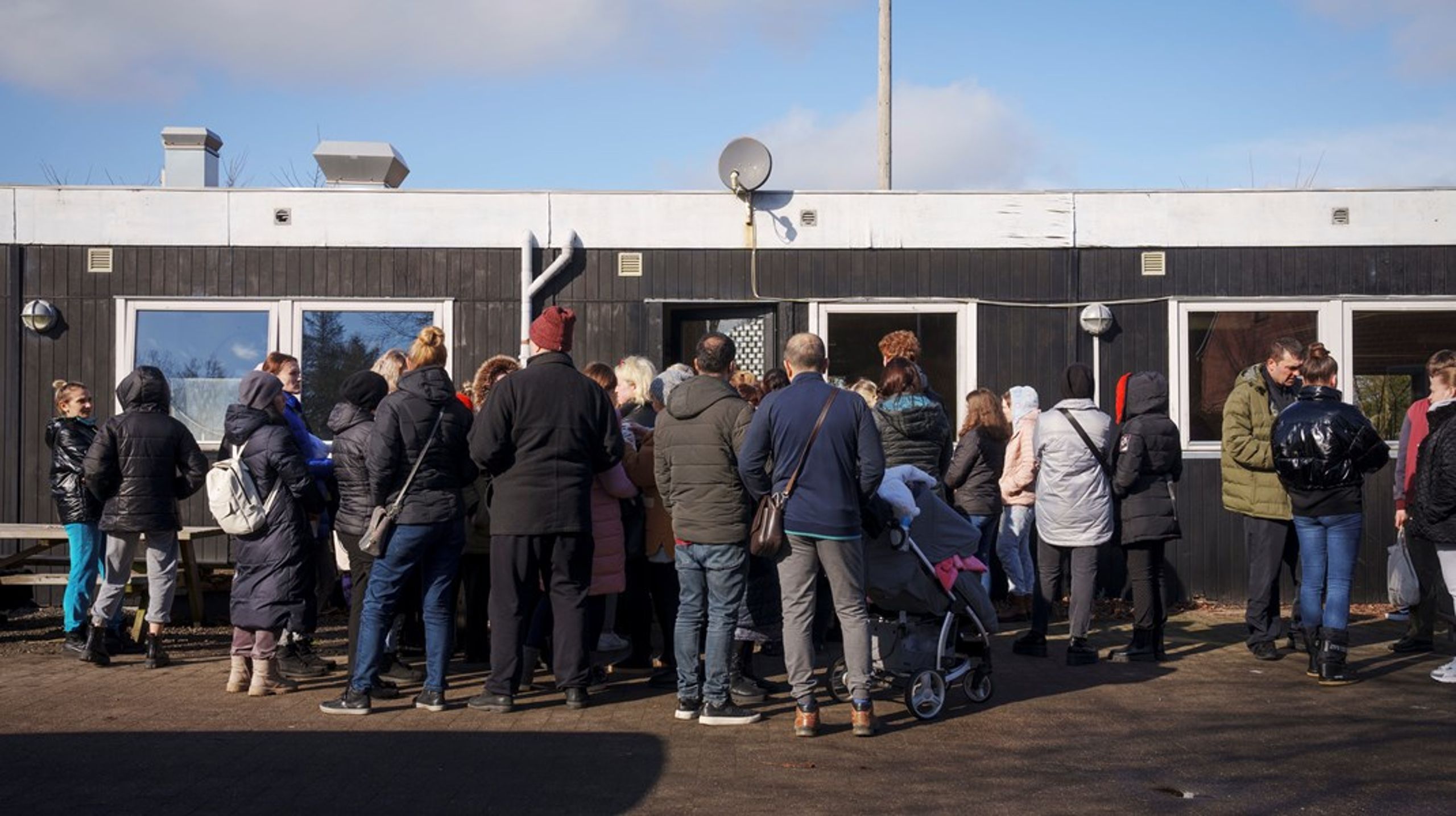 Det er regeringens forventning, at vi muligvis vil modtage op til 100.000 flygtninge fra Ukraine, som det påhviler Danmark at huse på værdig vis, skriver Susan Kronborg (R). (arkivfoto: Ukrainske flygtninge indkvarteret i Center Dokkedal)