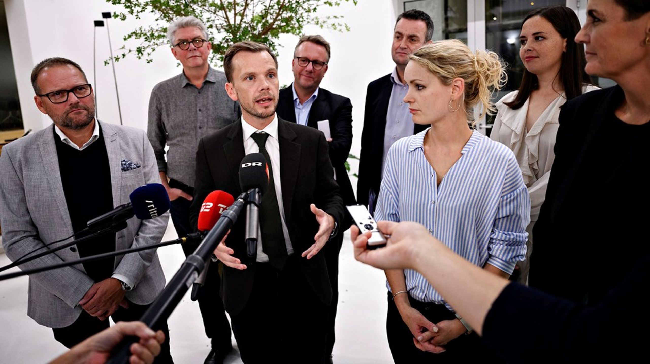 Forligspartierne bag Arne-pensionen skal finde 750 millioner kroner hos jobcentrene. Ifølge Dansk Folkeparti skal regeringen tage skridtet fuldt ud og fjerne alle krav og give kommunerne et stærkere incitament til at få ledige hurtigt i job. Her ses partierne ved præsentationen af aftalen om tidlig pension i 2020.&nbsp;