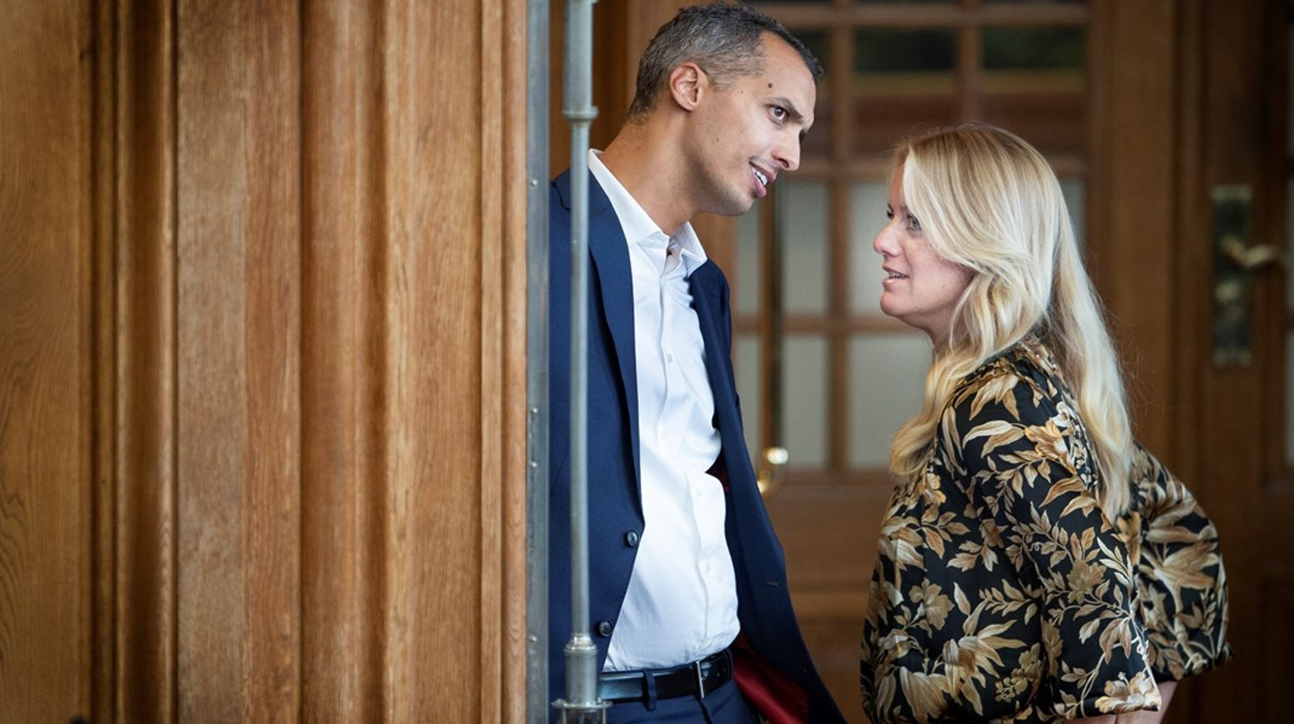 Udlændinge- og integrationsminister Mattias Tesfaye (S) får en snak med formanden for Nye Borgerlige, Pernille Vermund, under en åbningsdebat i Folketinget.&nbsp;Under tirsdagens samråd var stemningen langt mere alvorlig.&nbsp;