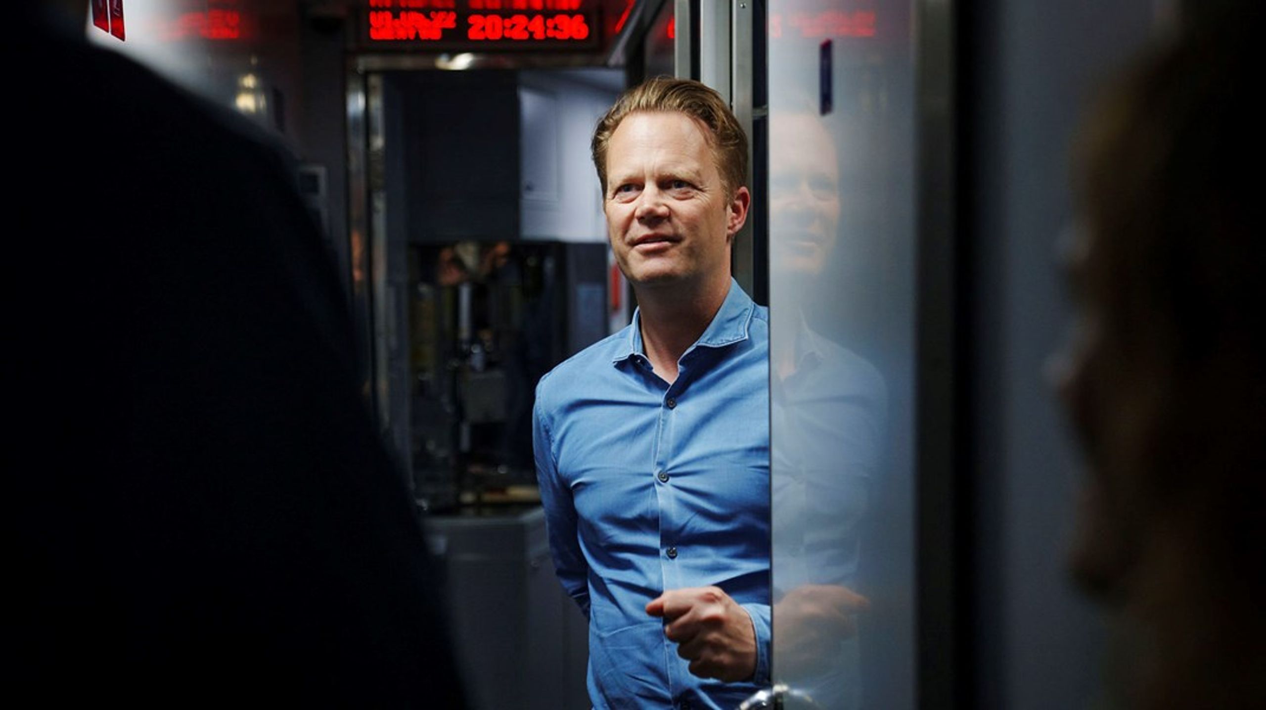 Udenrigsminister Jeppe Kofod tog toget fra den polske grænseby Przemysl Glowny og ankom til Kyiv i Ukraine tidligt mandag 2. maj for at genåbne ambassaden.