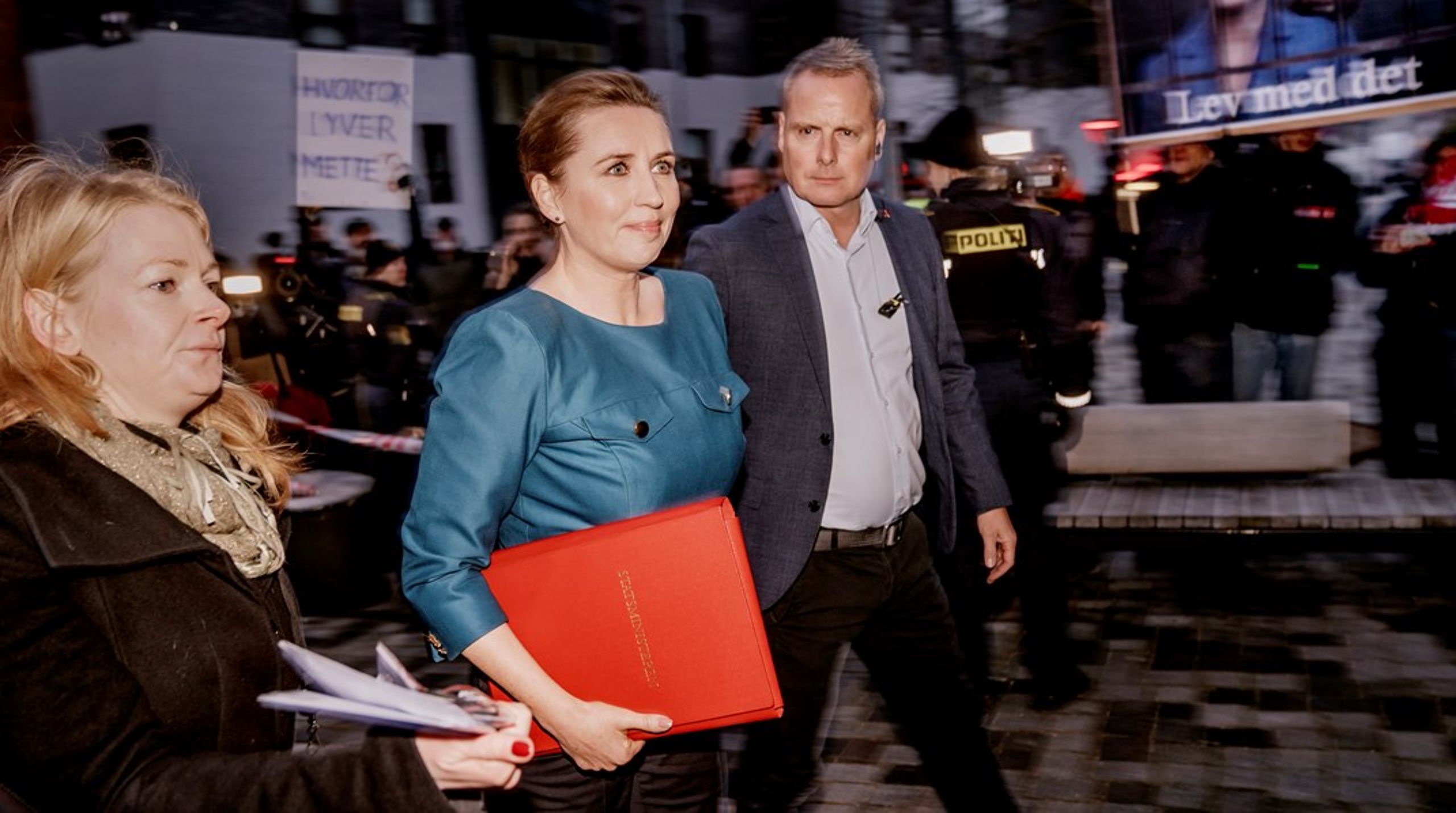 Når en sms eller vidneforklaring får stor opmærksomhed i en live-blog, inden et andet vidne kommer til orde og forsvarer sig, kan offentligheden have nået at fælde "dom", skriver Kristian Hegaard.