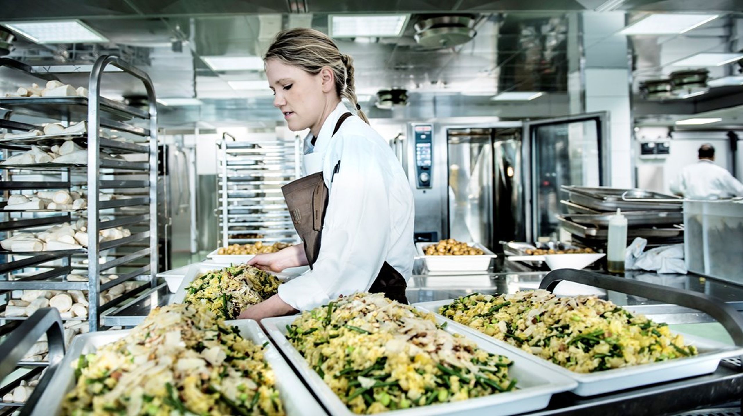 I
Aalborg Kommune får borgere, der får deres måltider fra offentlige køkkener, i
fremtiden mulighed for en plantebaseret ret hver gang, de sætter sig ned for at
spise. Grønne frokoster i offentlige køkkener er overvejende positivt, men vi skal huske&nbsp;regningen, skriver&nbsp;Michael
Allerup Nielsen.