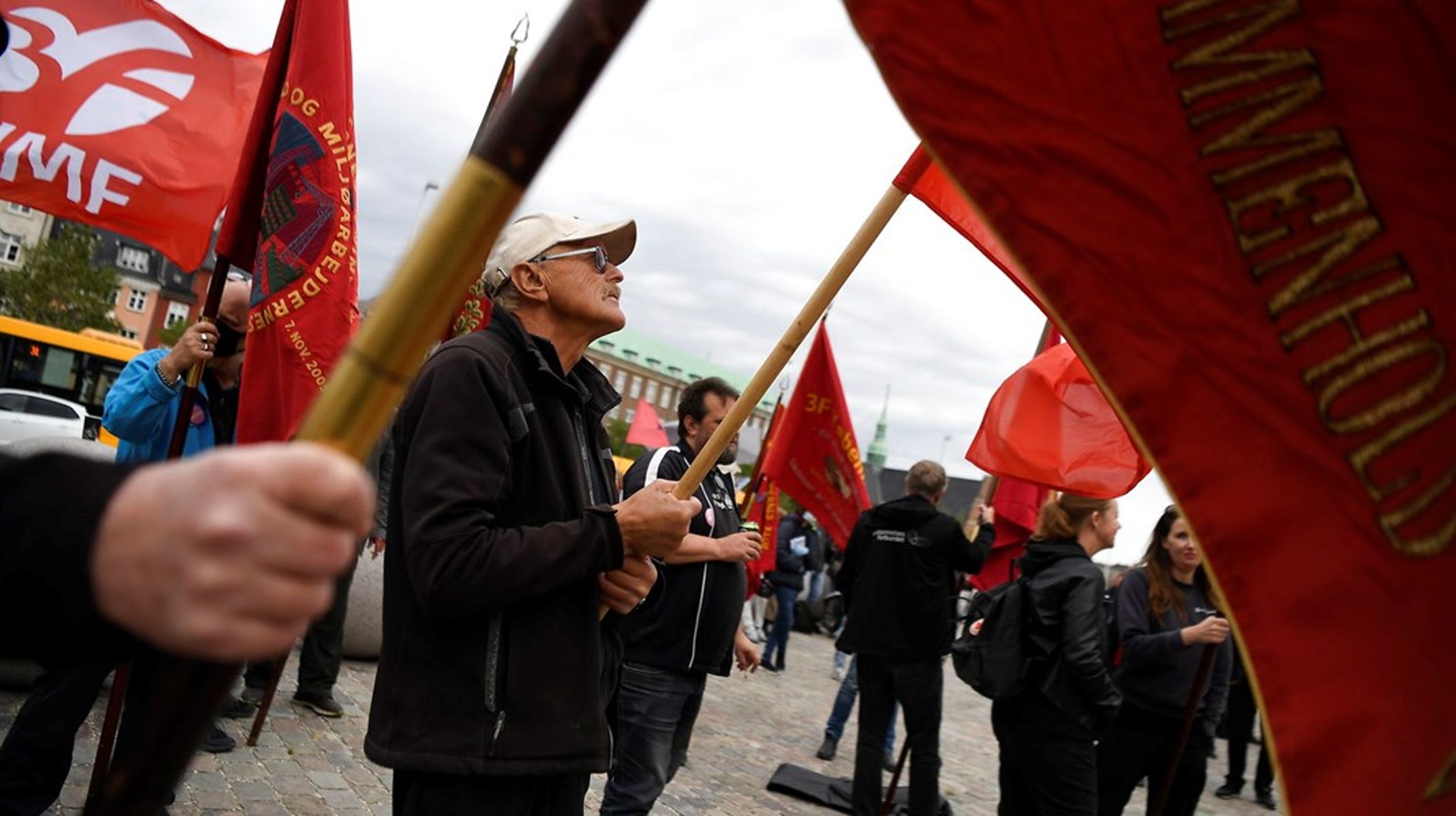 Mandag og tirsdag vil ansatte og medlemmer fra 3F København dele flyers ud på Hulgaards Plads i København. Her ses medlemmer af BJMF i en tidligere demonstration mod den stigende pensionsalder.