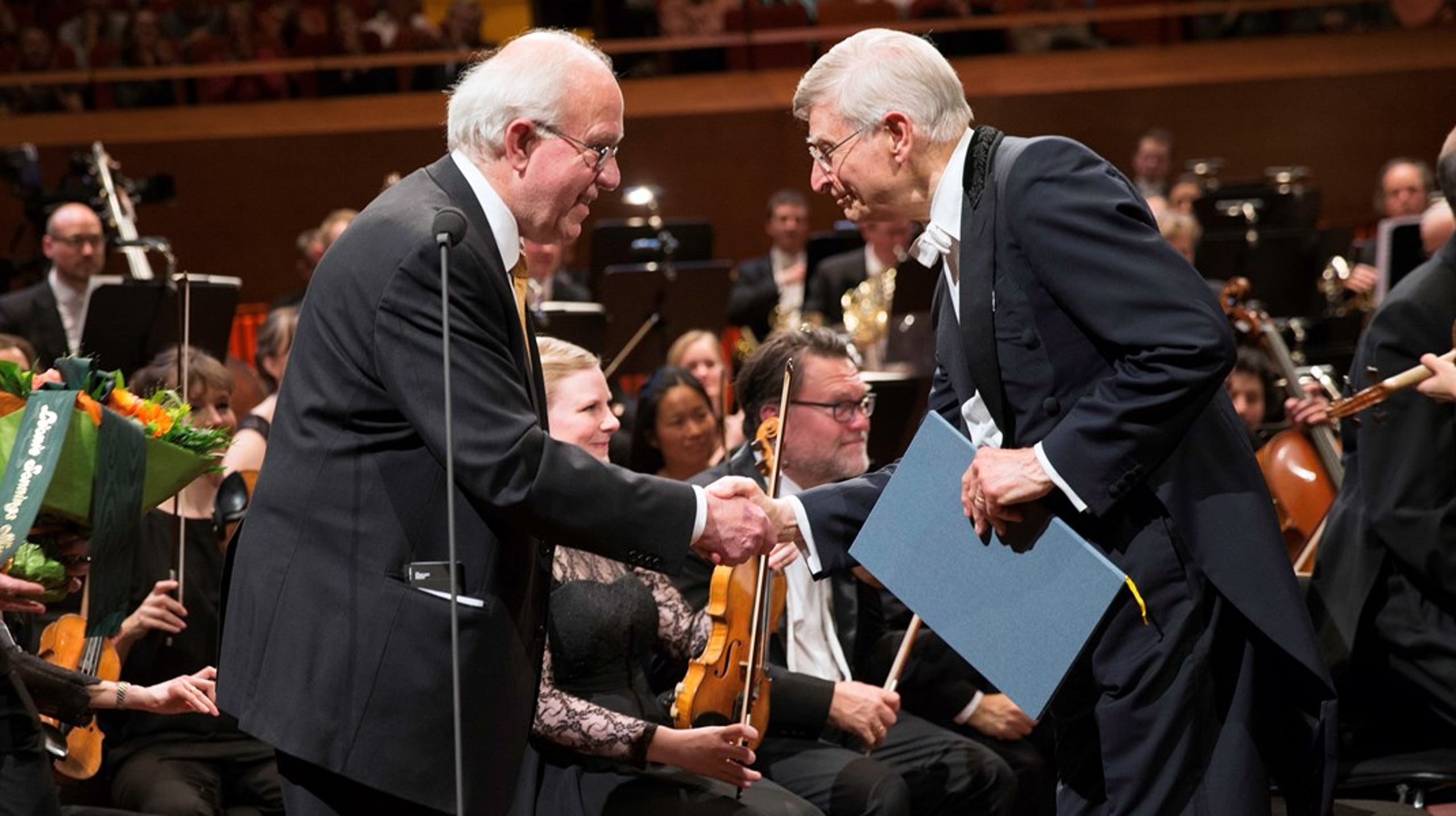 Steen
Frederiksen overrækker Léonie Sonnings musikpris til den svenske dirigent Herbert
Blomstedt ved en koncert i DR Koncerthuset 7. april 2016 i DR Byen.