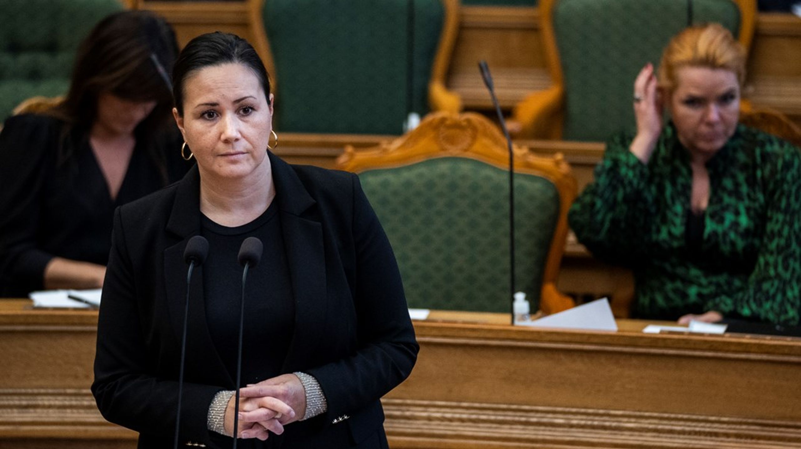 Før et valg er der mange små og store sløjfer, som vi skal have bundet. En konkret opgave er, at&nbsp;vi skal gøre mere for at skabe ordentlige arbejdsvilkår for de grønlandske politibetjente, skriver Aaja Chemnitz (IA).