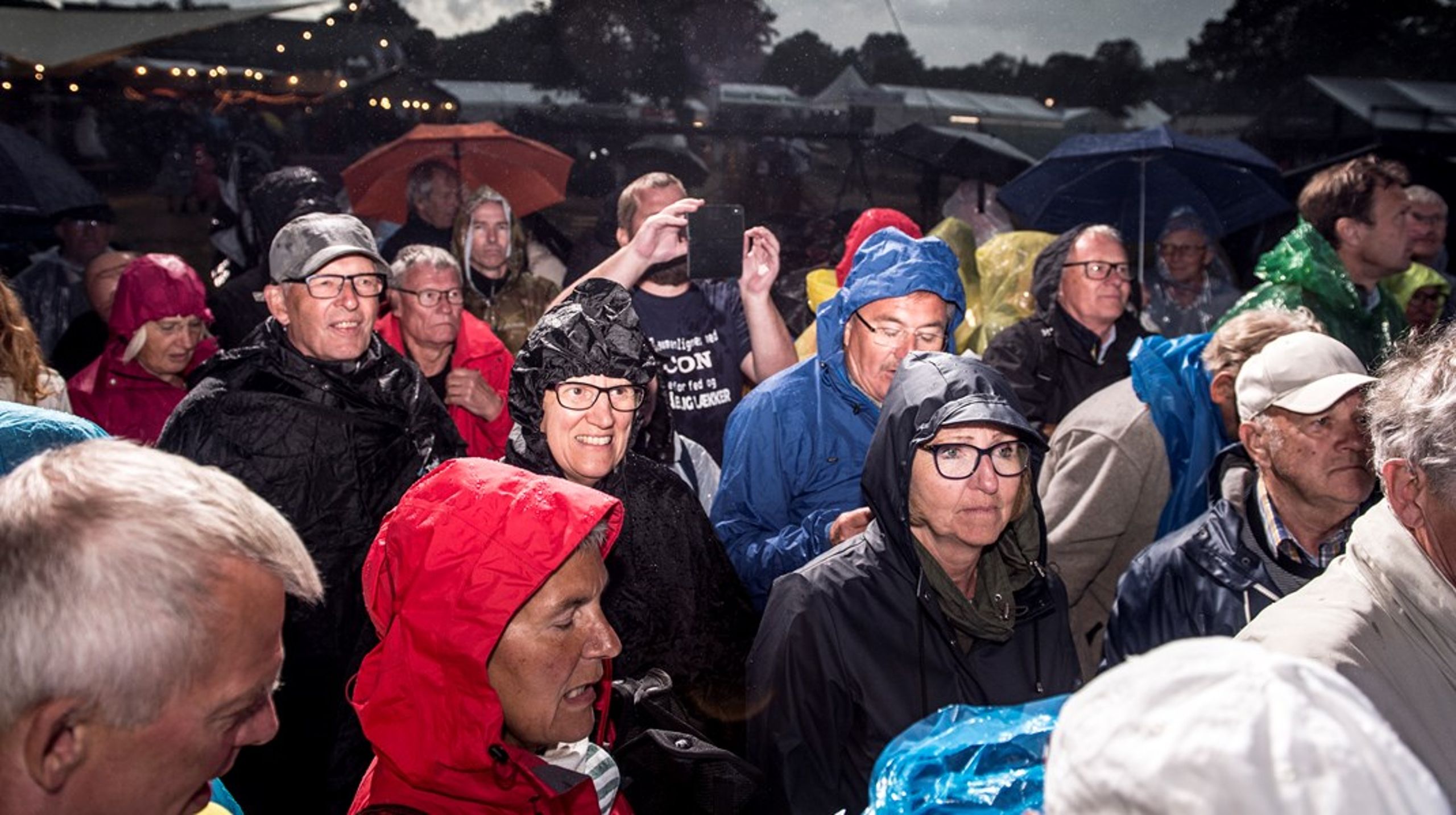 Det regnede særdeles meget et år på Folkemødet, hvor flere arrangementer måtte aflyses. Hvilket år var det?
