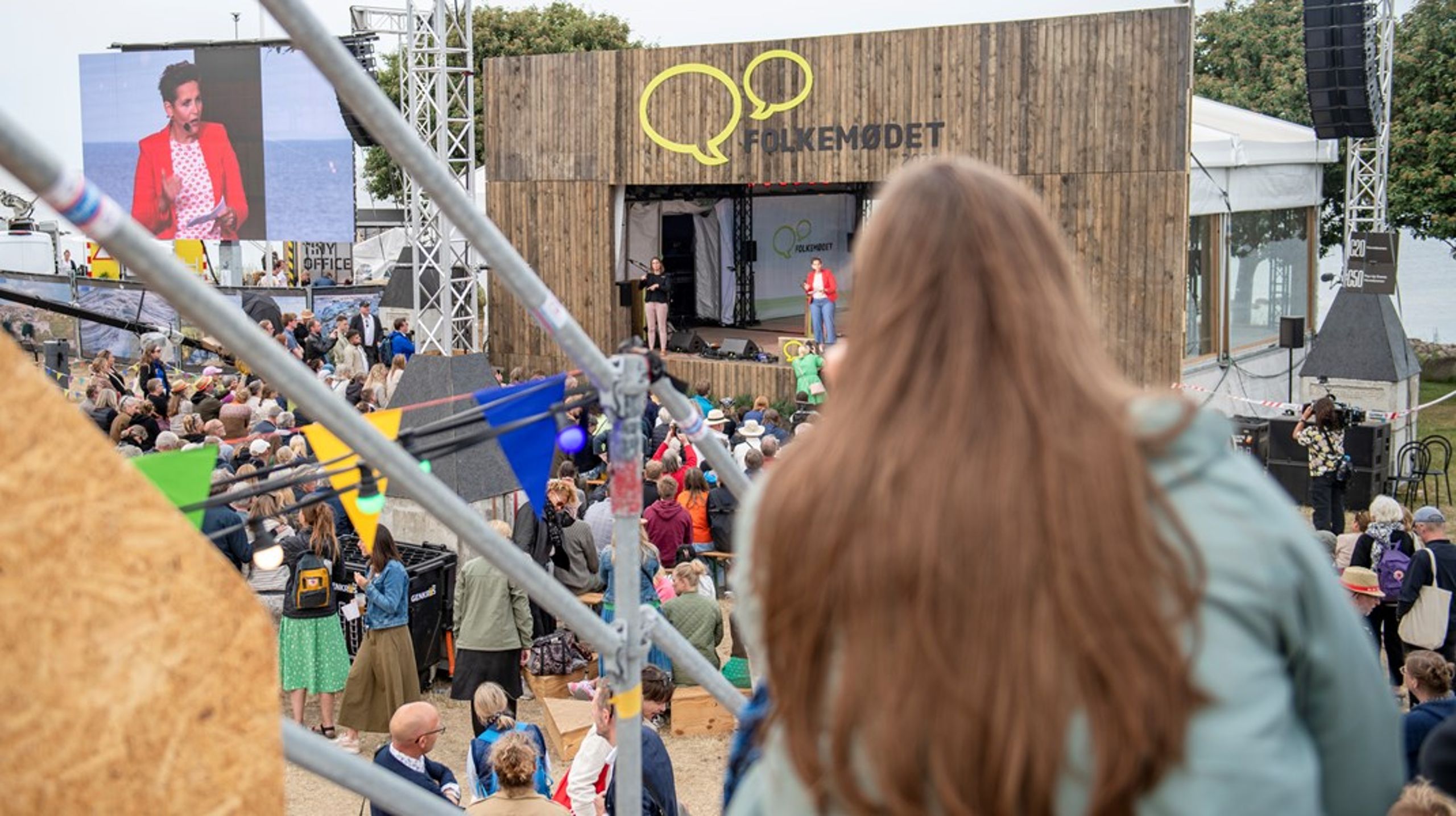 Ida Binderup, hovedbestyrelsesmedlem i SIND er gået med Altinget til Pia Olsen Dyhrs partiledertale. "Jeg følte det var den næste generation, hun talte til, og dem, der har børn i den næste generation. Men det var også godt. Hvis hun skulle have talt til mig, skulle hun jo tale om hvordan man fikser alt det der er gået galt for mig. Men jeg synes også det er bedre at tale om at forebygge i stedet for at tale om lappeløsninger," siger hun.&nbsp;&nbsp;