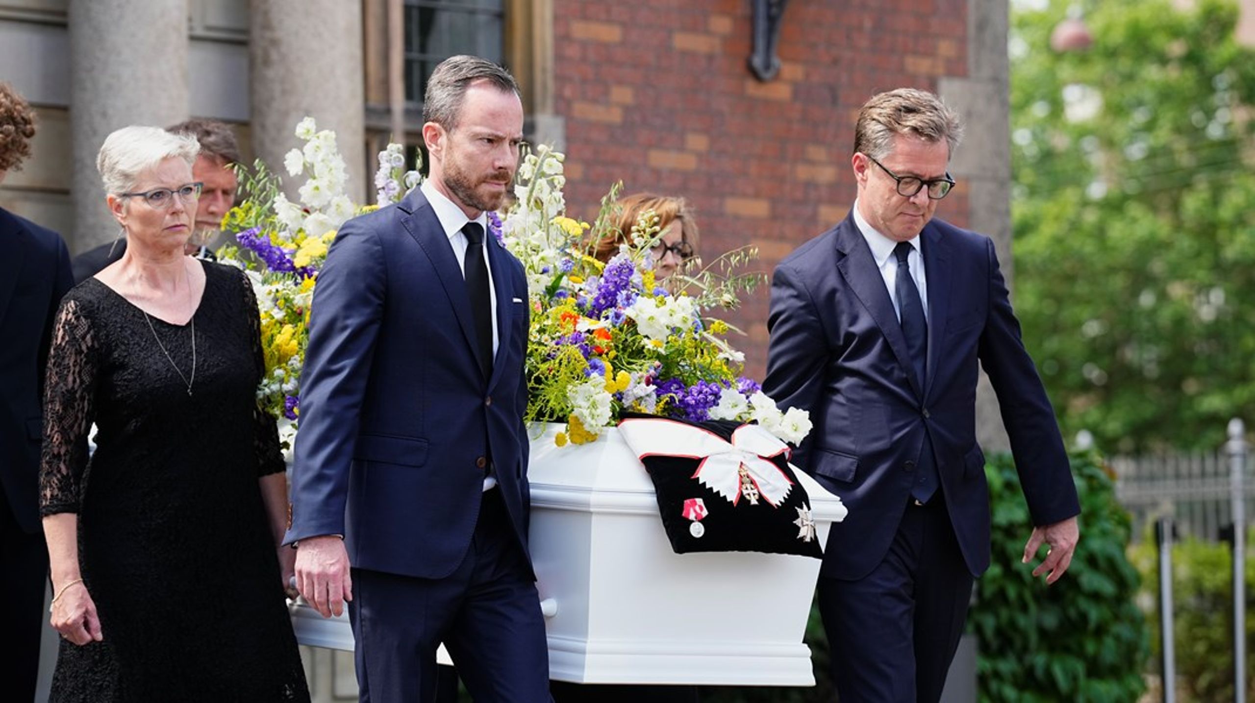 Kisten blev båret ud af blandt andre Uffe Ellemann-Jensens fire børn Jakob Ellemann-Jensen, Claus&nbsp;Peter Ellemann-Jensen, Karen Ellemann og&nbsp;Helene Ellemann-Jensen.