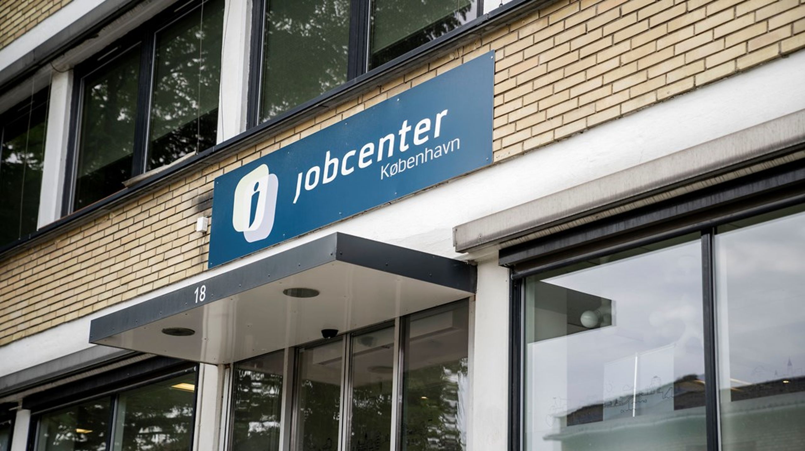 Jobcentrene koster samfundet milliarder i administration. Det eneste, vi får til gengæld, er, at syge og udsatte danskere skubbes rundt i systemet, skriver&nbsp;Claus Bøgh Svenningsen.