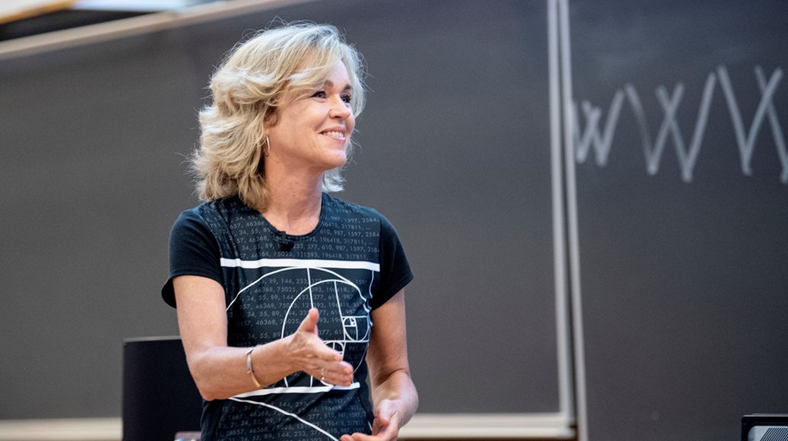 Anja C. Andersen er&nbsp;kendt for at promovere hashtagget #VidenErFandemeIkkeEtSynspunkt som følge af hendes optræden i DR-programmet ’Ellen Imellem’.