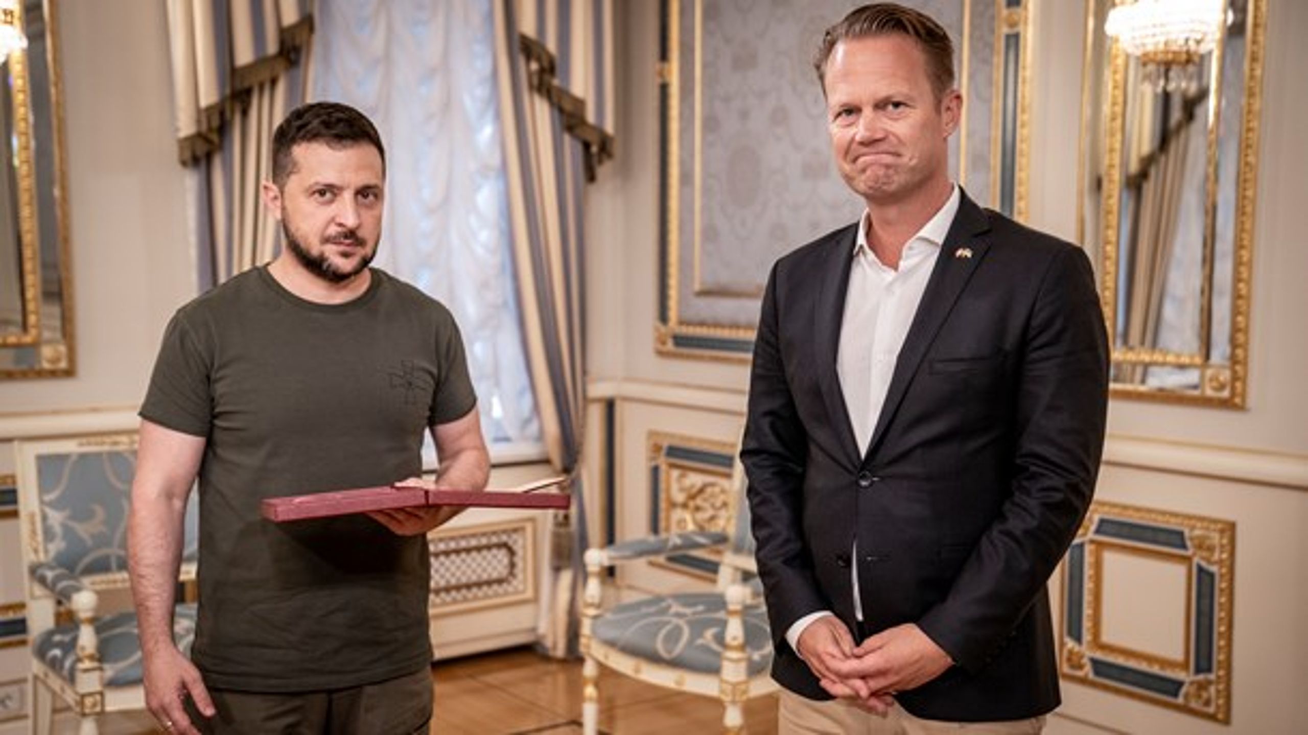 Jeppe Kofod (S)&nbsp;har kaldt det "dybt provokerende", at russere kan tage på ferie i Europa. Torsdag besøgte udenrigsministeren Ukraines præsident Vokodymyr Zelenskij i Kyiv i Ukraine.