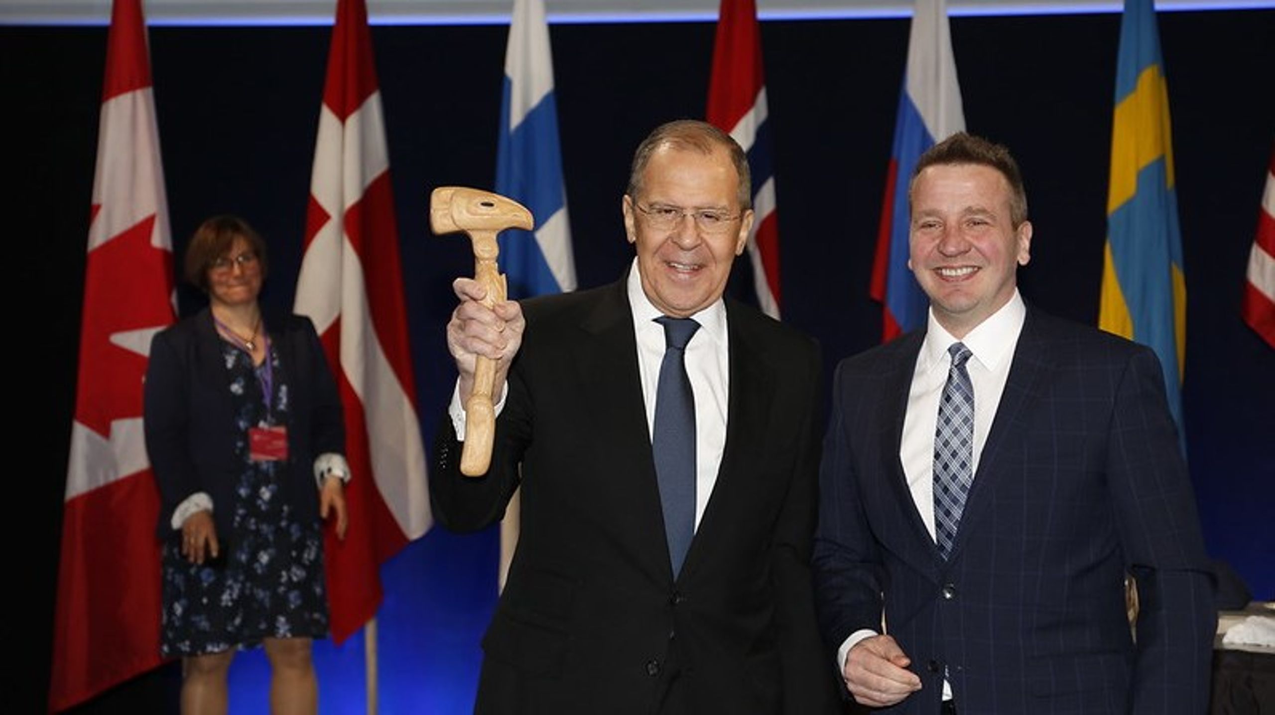 Ved Arktisk Råds ministermøde i Reykjavik i Island i maj 2021 overdrog Islands udenrigsminister Gudlaugur Thor Thordarson&nbsp;(t.h.) formandshammeren til Ruslands udenrigsminister Sergei Lavrov (t.v.). Dengang var alting fryd, gammen og dialog i Arktisk Råd.