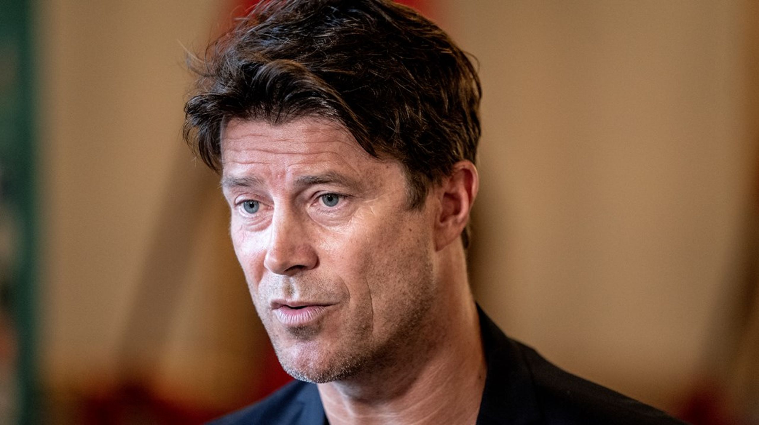 TV 2 fjerner Brian Laudrup&nbsp;fra skærmen, mens Politiken stopper hans&nbsp;nye fodboldpodcast øjeblikkeligt. Det sker&nbsp;efter&nbsp;Brian Laudrups&nbsp;deltagelse&nbsp;i&nbsp;en reklame for Visit Dubai som optakt til VM i Qatar.