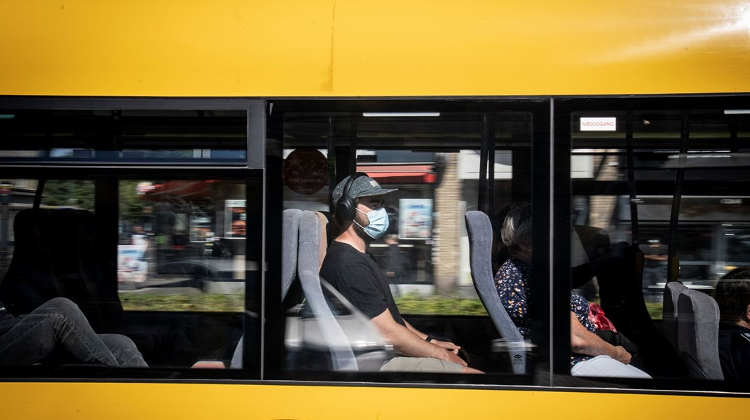 "Beløbet rækker jo slet ikke til at opretholde den busdrift,
vi har. Så det betyder enten reduktioner i afgange, eller ruter der helt må
lukke for at få økonomien til at hænge sammen,” lyder det fra regionsmedlem Anders G. Christensen som reaktion på regeringens tilskud på 125 millioner til at fortsætte busdriften.&nbsp;