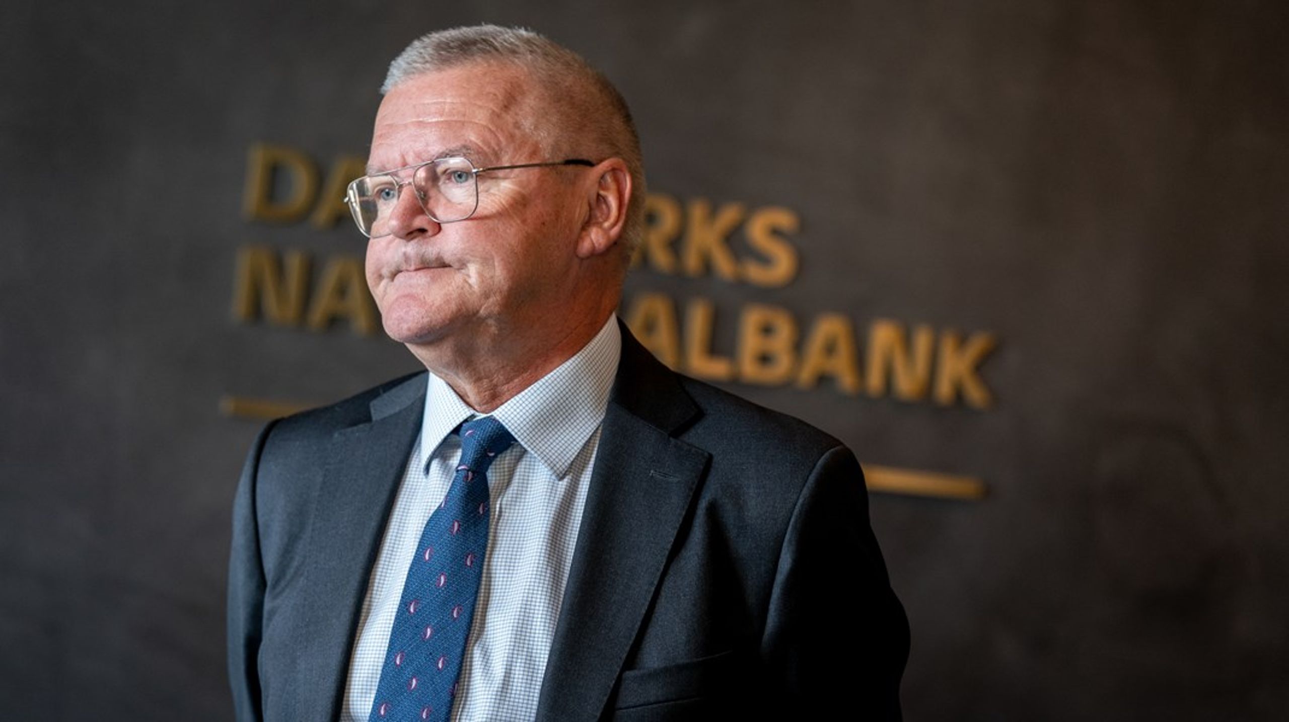 Nationalbanken vil have politikerne til at lave en hård finanspolitisk opbremsning for at dæmpe inflationen. Urealistisk og forkert timing, lyder reaktionen på Christiansborg.&nbsp;
