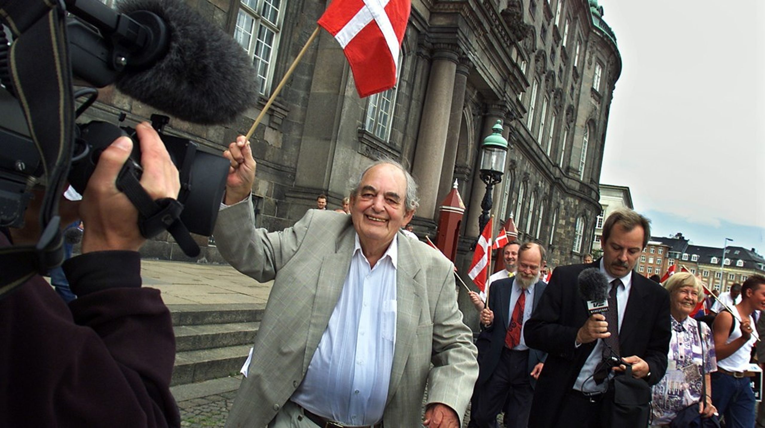 Jordskredsvalget i 1973 er vigtigt for analysen i Christian Egander Skovs bog, fordi folkeligheden for første gang bryder ud og bliver til nye partier – et af dem var Fremskridtspartiet med Mogens Glistrup (på billedet) i spidsen.