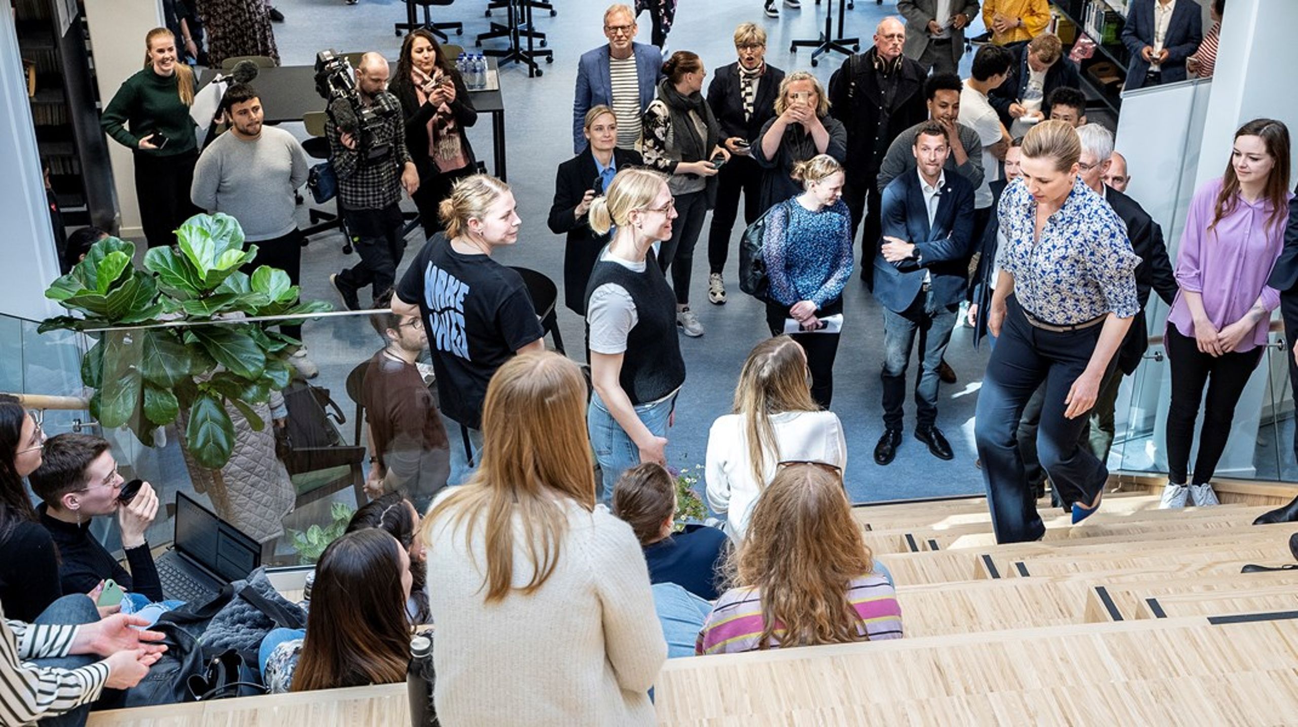 Der var fint besøg på Syddansk Universitet, da statsministeren i april slog vejen forbi filialen i Esbjerg. I dag holder hun pressemøde om regeringens nye uddannelsespolitik.