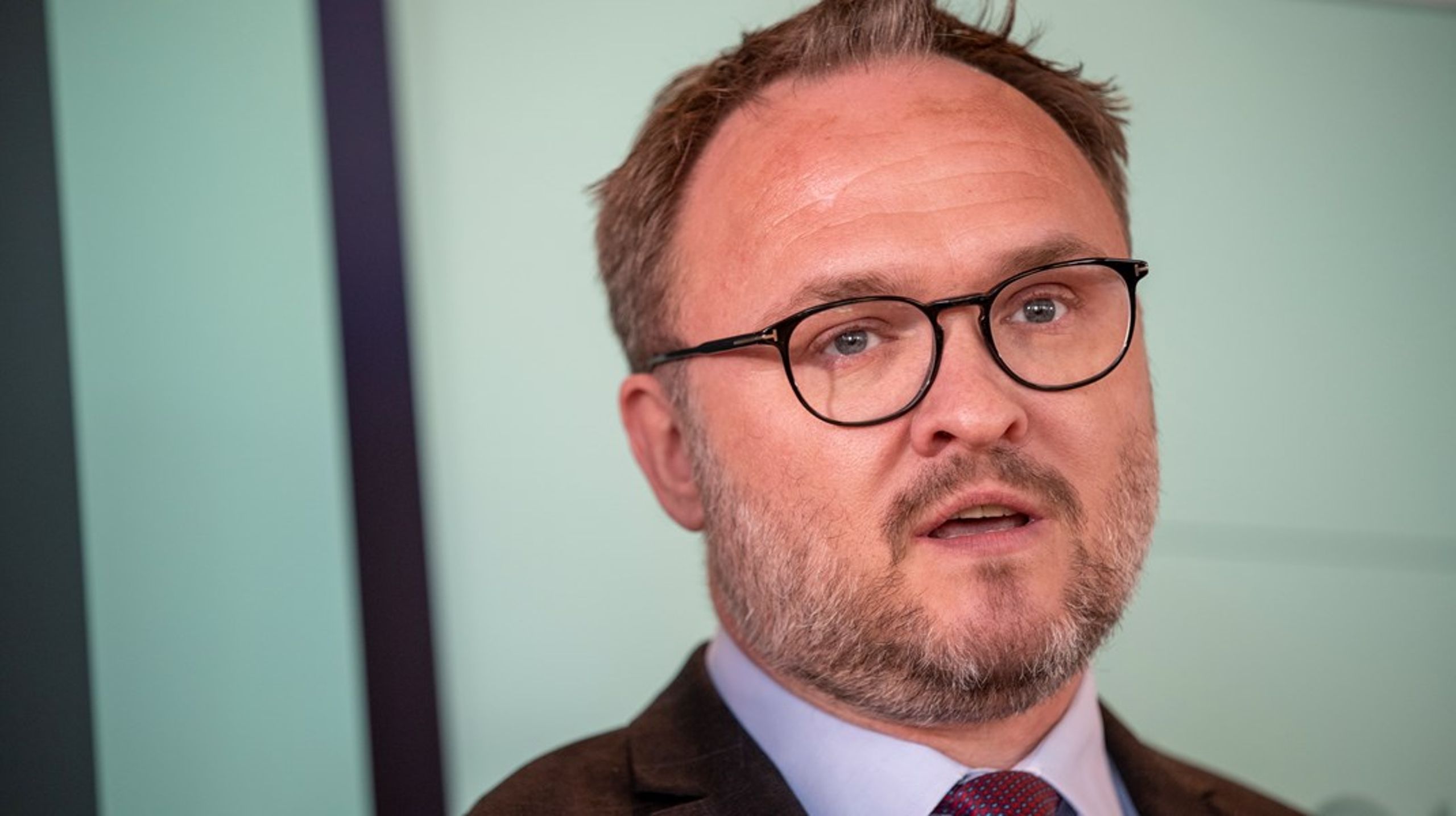 Regeringen har foreslået at gøre dansk indenrigsflyvning grøn. Det kommer til at koste noget, men ikke alverden. Hvorfor vil Venstre ikke være med til det, spørger klimaminister Dan Jørgensen (S).