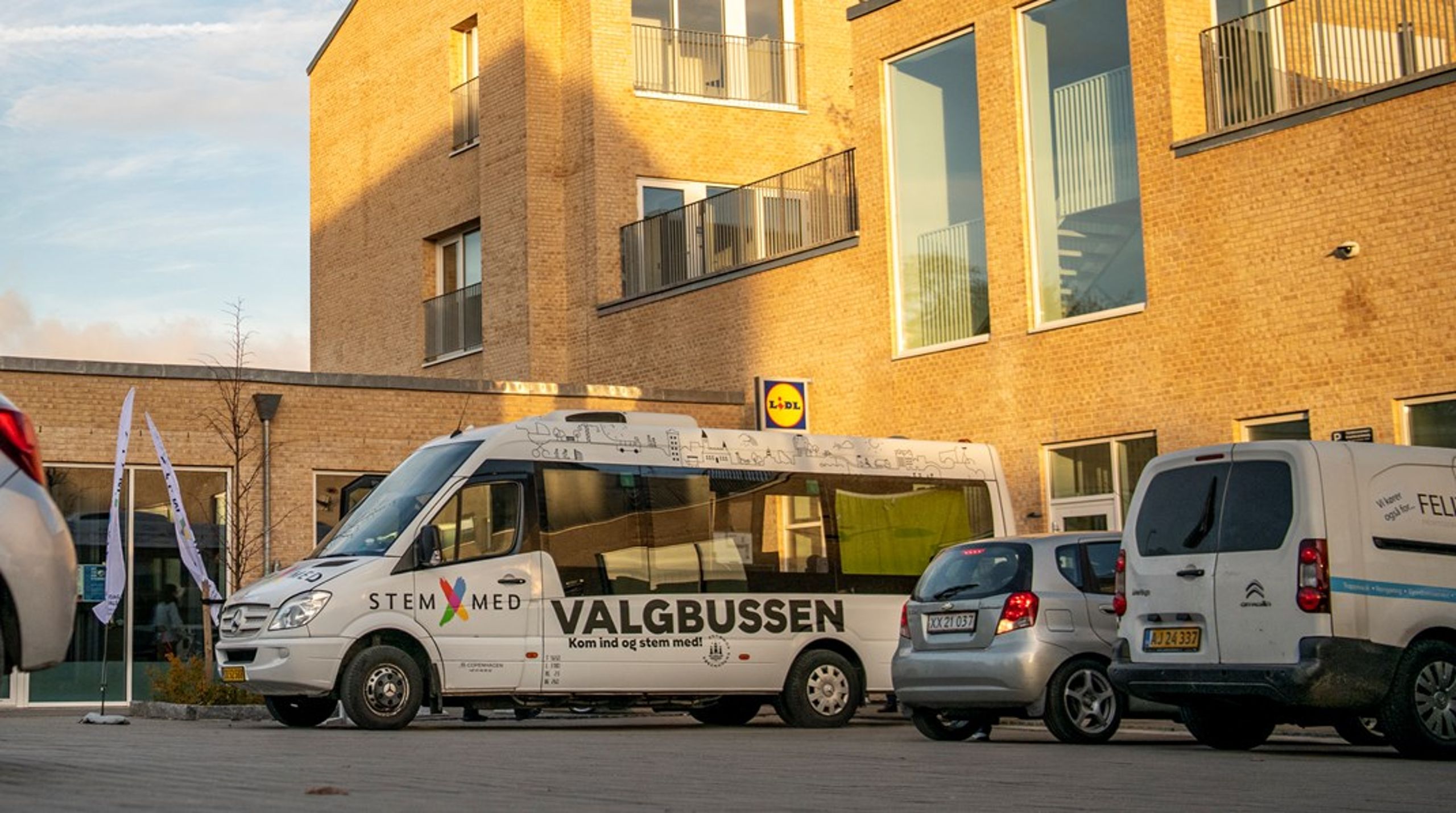 Valgbusserne, som skulle få flere af de mindst stemmende grupper til stemmeboksen ved sidste kommunalvalg fik en lidt blandet medfart. Men der stadig brug for opfindsomme tiltag, der kan øge stemmelysten blandt forskellige grupper af danskerne. Trygfonden har givet 15 bud på løsninger chancen for at gøre det bedre med ny runde bevillinger.&nbsp;