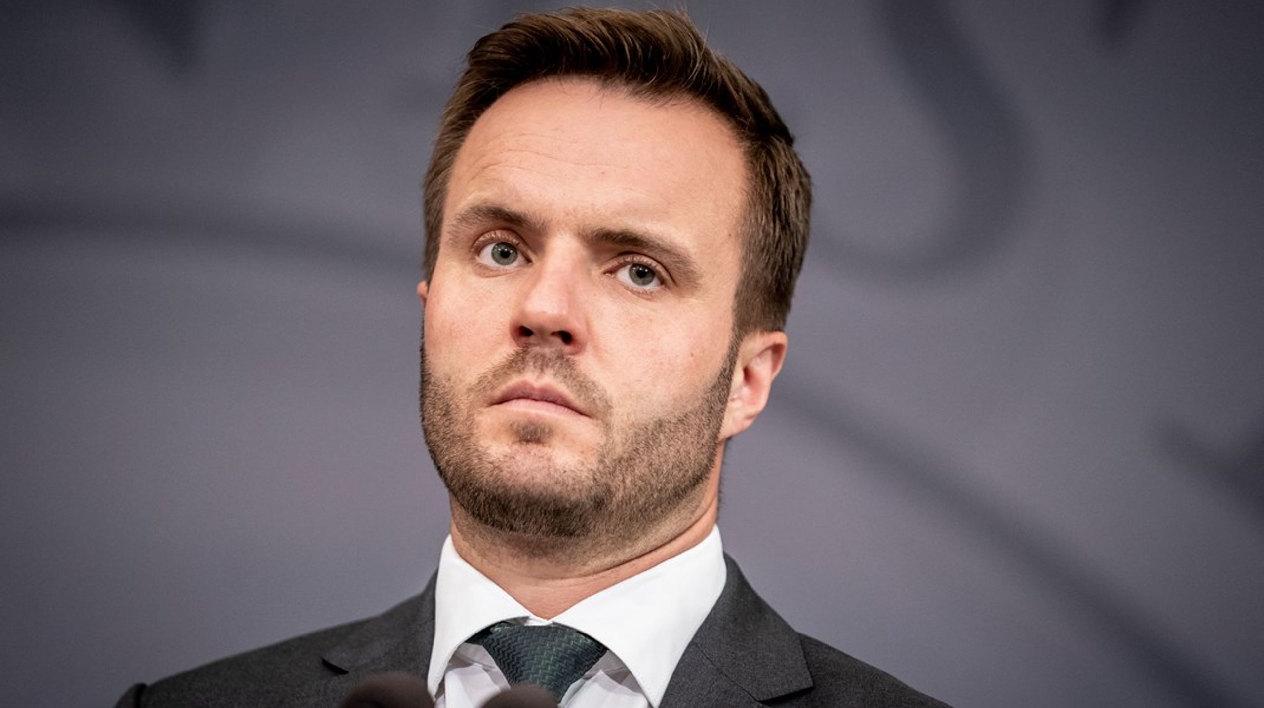 Erhvervsminister Simon Kollerup har tidligere luftet forslaget om lovbestemte, kortere betalingsfrister for iværksættere.&nbsp;Flere af disse forslag er der generelt bred opbakning til i Folketinget, men de har nu samlet støv,&nbsp;imens Danmark er gået glip af over 30.000 nye iværksættere.