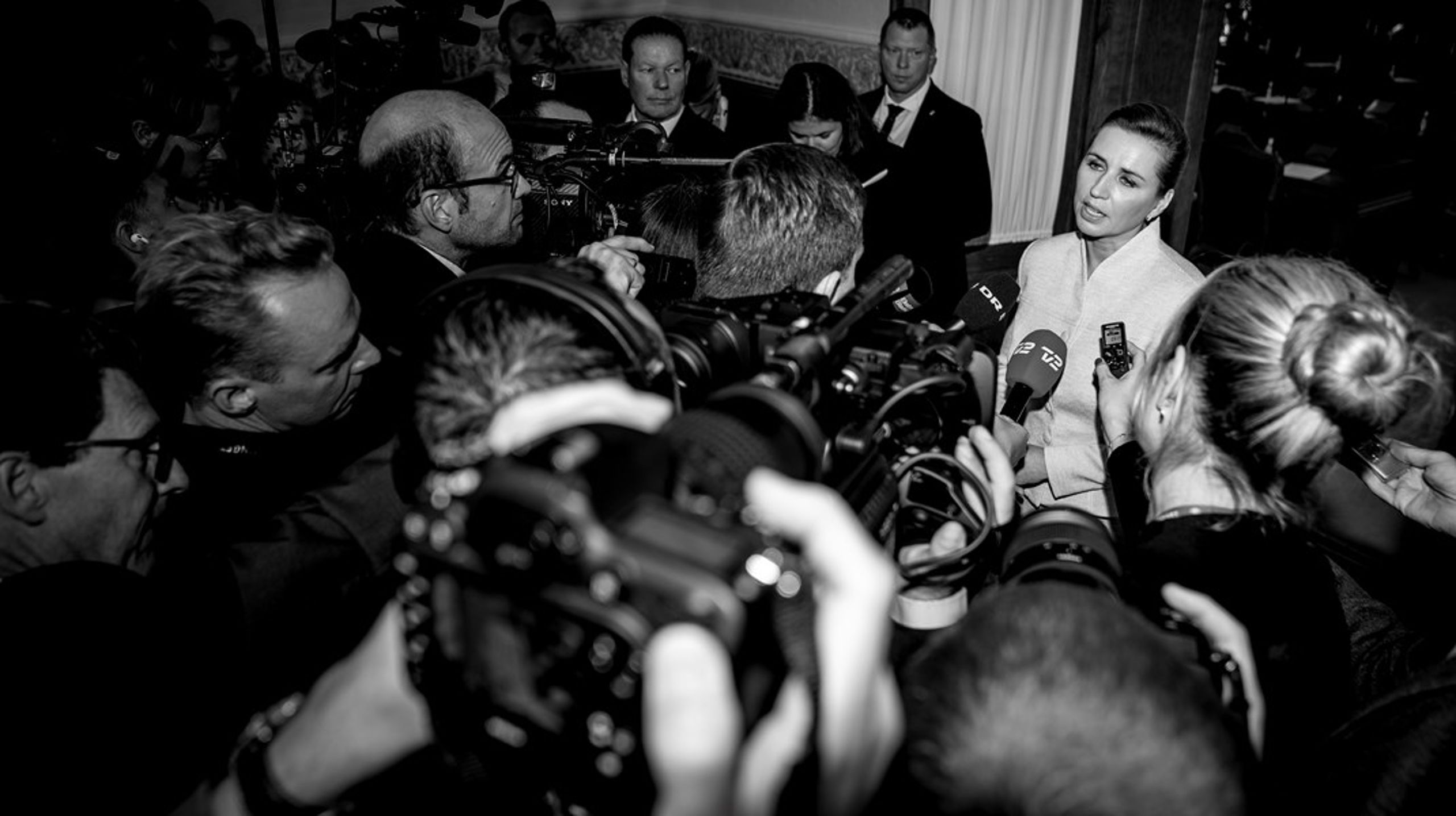Mette Frederiksen siger selv, at valget er nært.