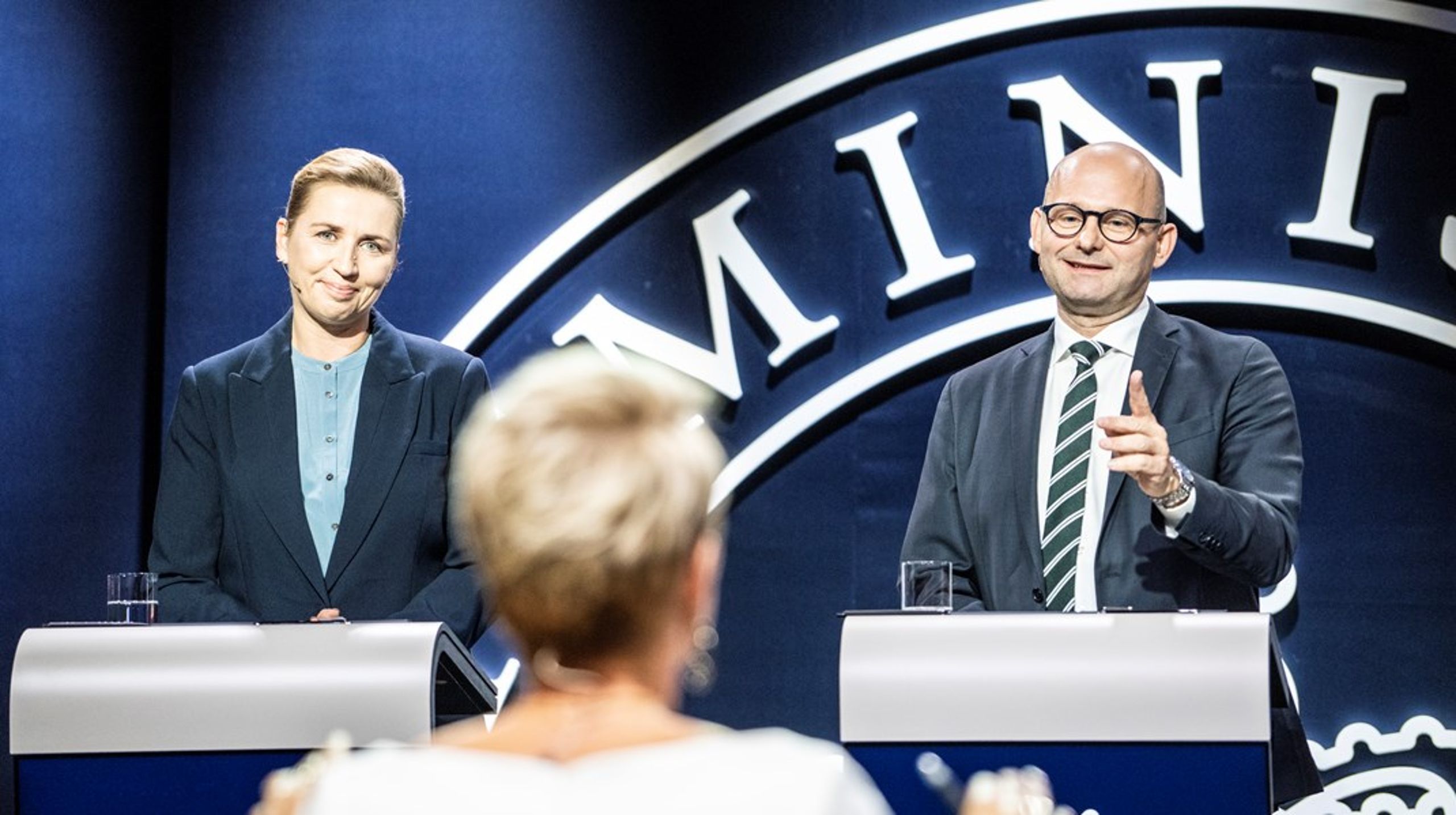 Når Socialdemokraterne bliver ved med at opfinde nye Arne-pensioner eller når Konservative laver et skatteudspil, som for nylig, er det for at gavne partierne - og ikke vælgerne,&nbsp;skriver&nbsp;Jørgen Kjøller.