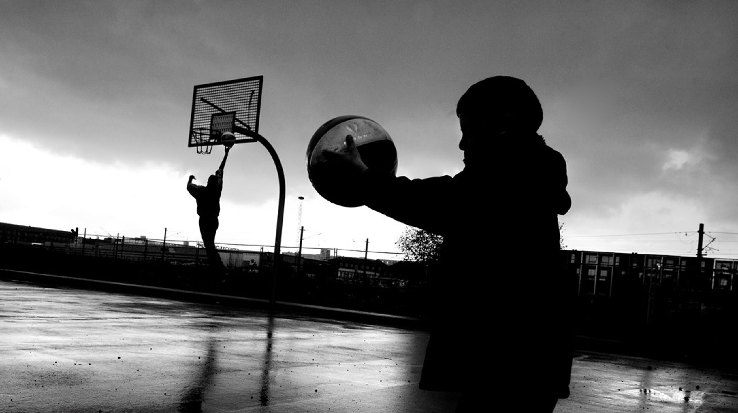 Ved skabe de særlige og omsorgsfulde relationer, som kun frivillige kan skabe, der kommer af at være en del af en forening er så vigtigt at få udviklet for anbragte unge. Men det er overset, skriver Mads Roke Clausen.